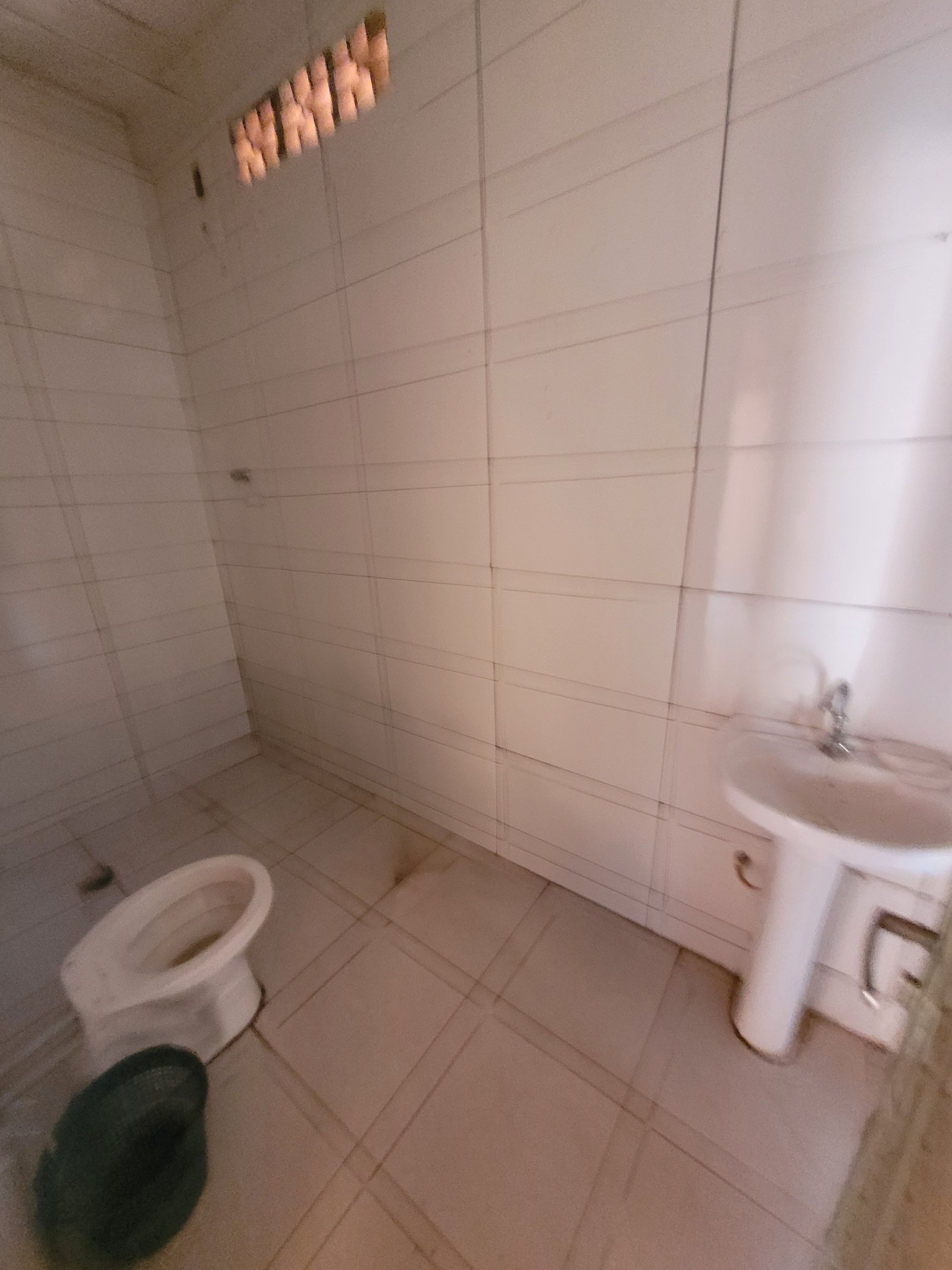 VENDE-SE 2 CASAS NO BAIRRO ALPHAVILLE