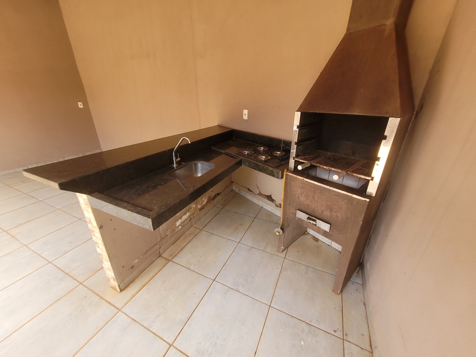 VENDE-SE 2 CASAS NO BAIRRO ALPHAVILLE