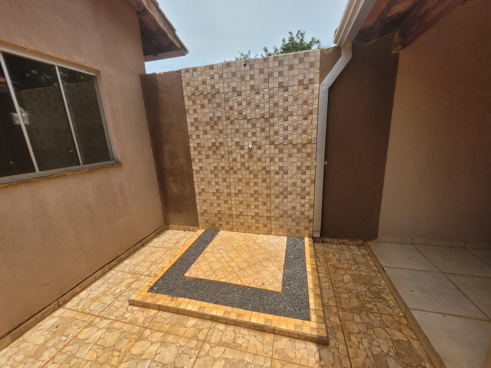 VENDE-SE 2 CASAS NO BAIRRO ALPHAVILLE