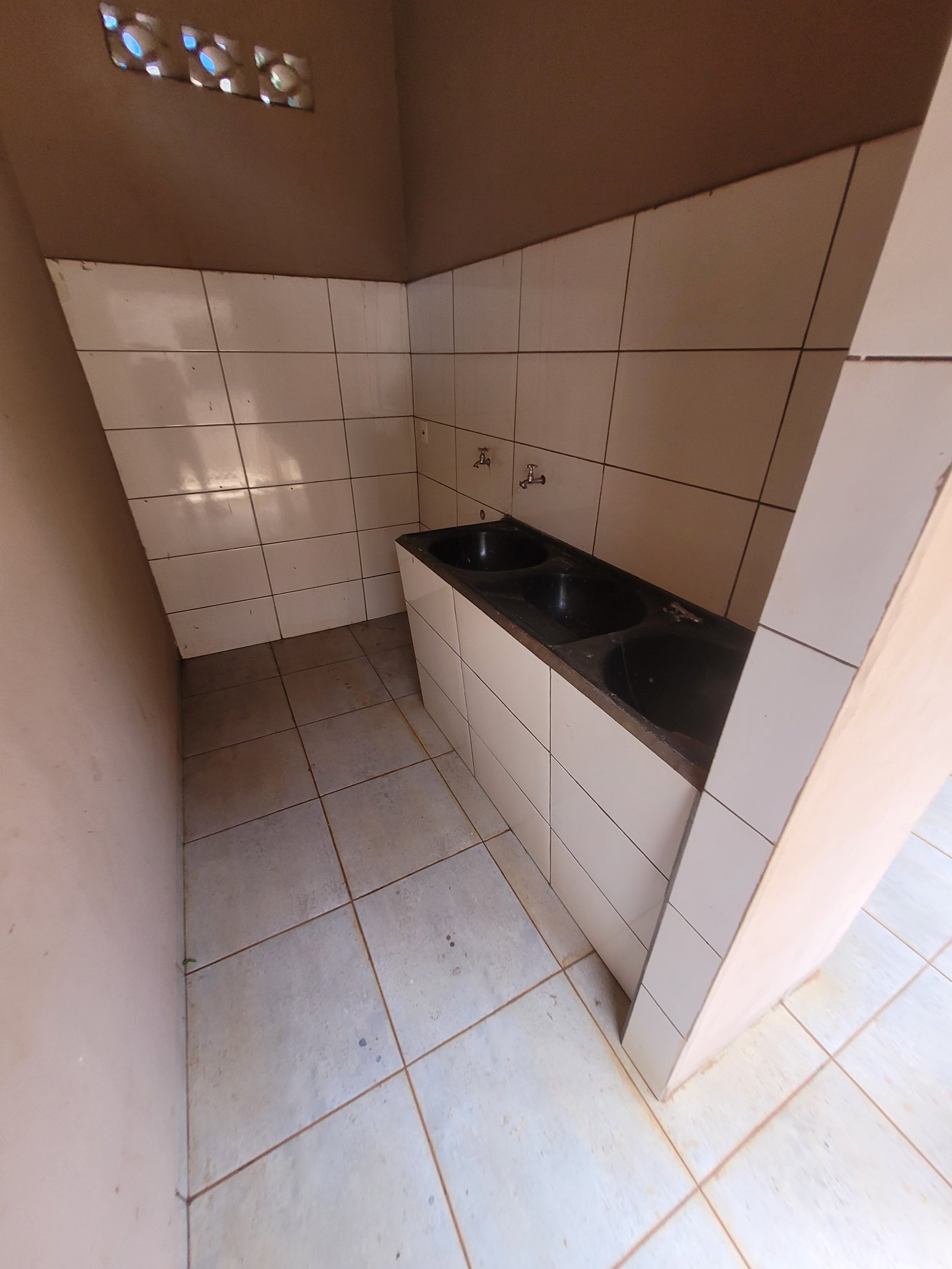 VENDE-SE 2 CASAS NO BAIRRO ALPHAVILLE