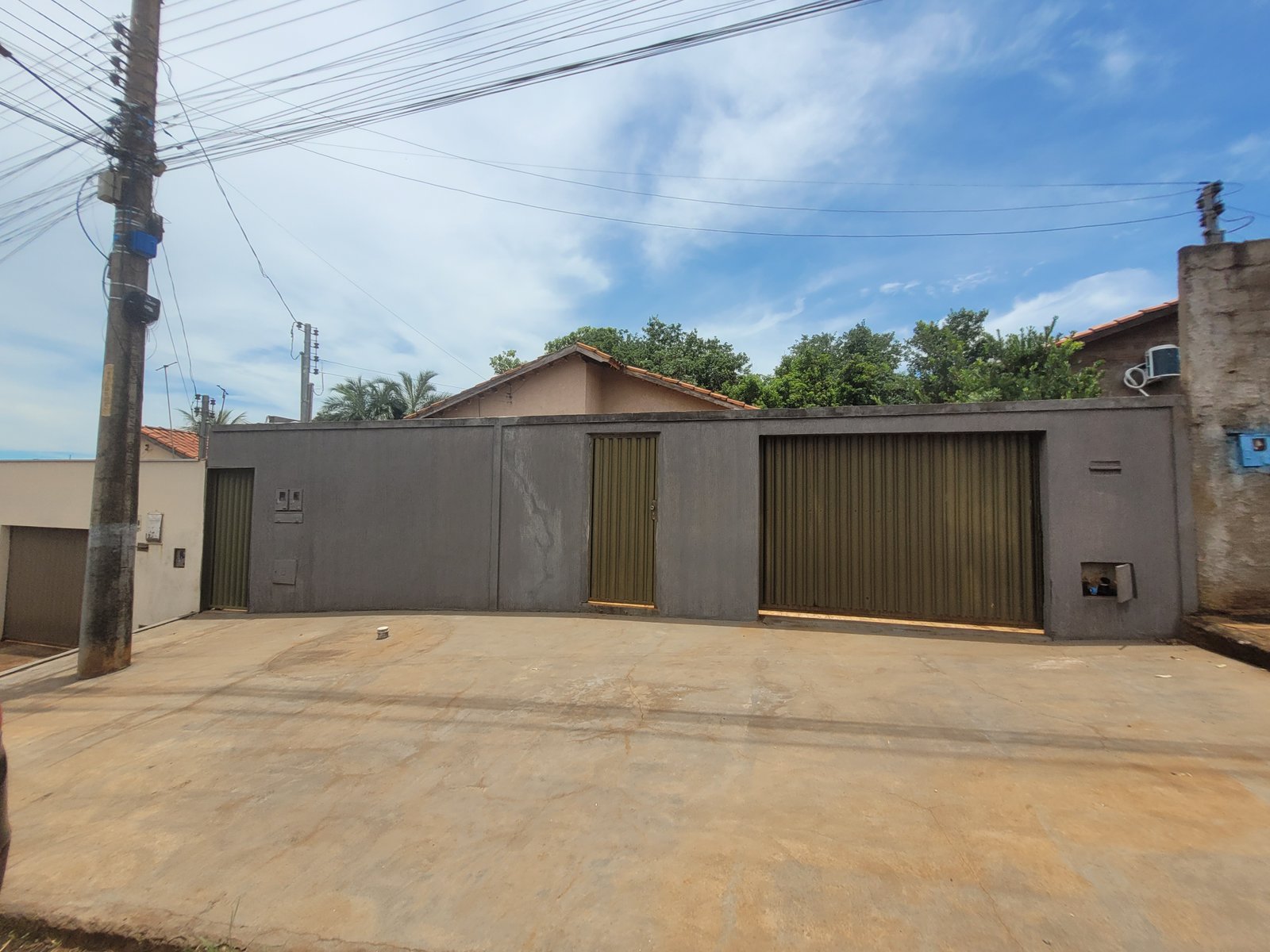 VENDE-SE 2 CASAS NO BAIRRO ALPHAVILLE