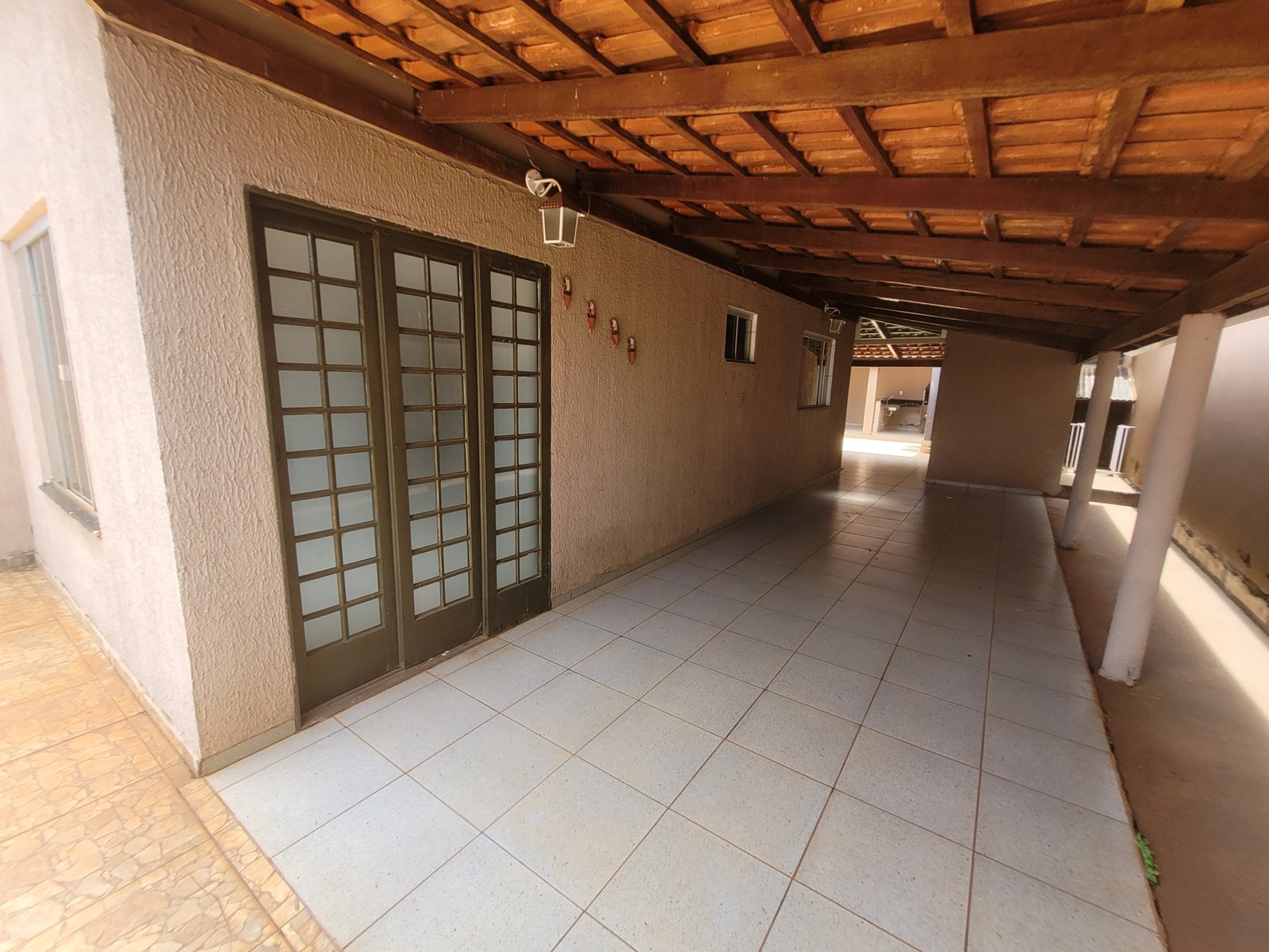 VENDE-SE 2 CASAS NO BAIRRO ALPHAVILLE