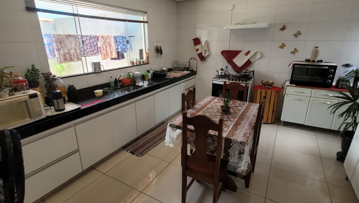 CASA-VITORIA-350MIL- RUA JERONIMO (14)