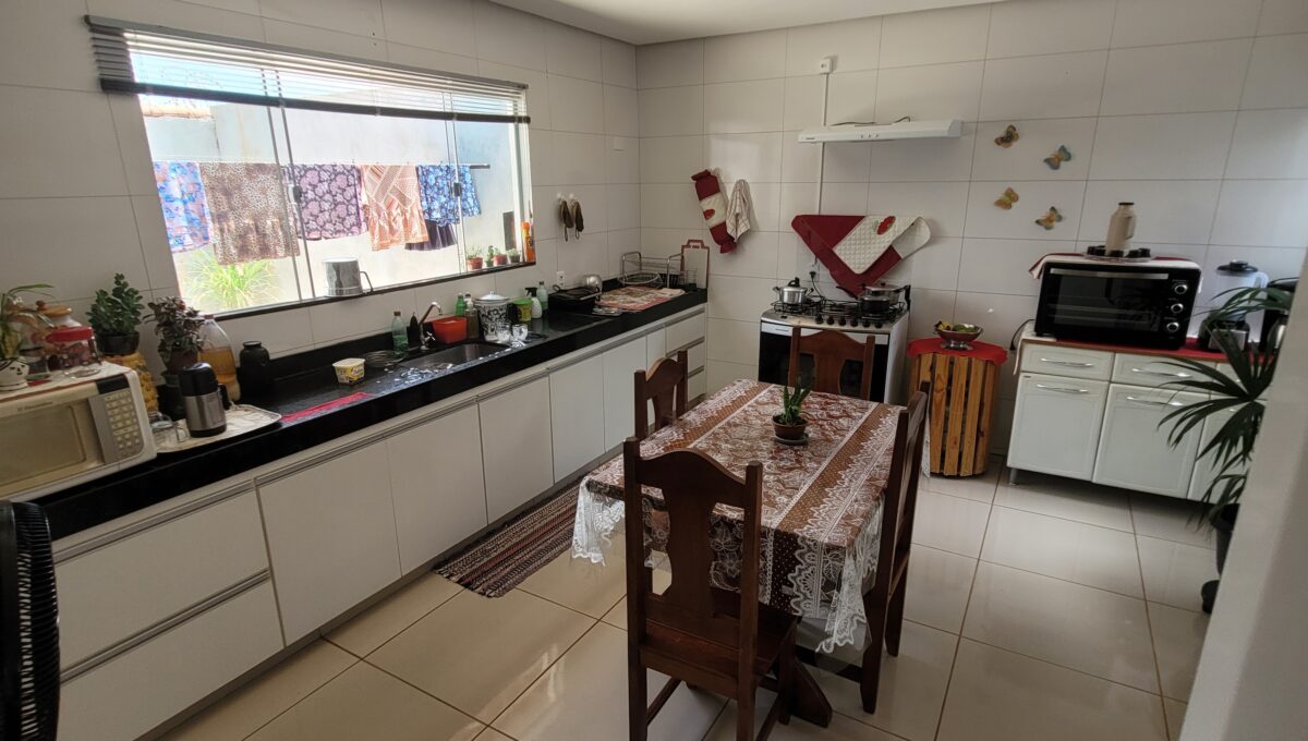 CASA-VITORIA-350MIL- RUA JERONIMO (16)