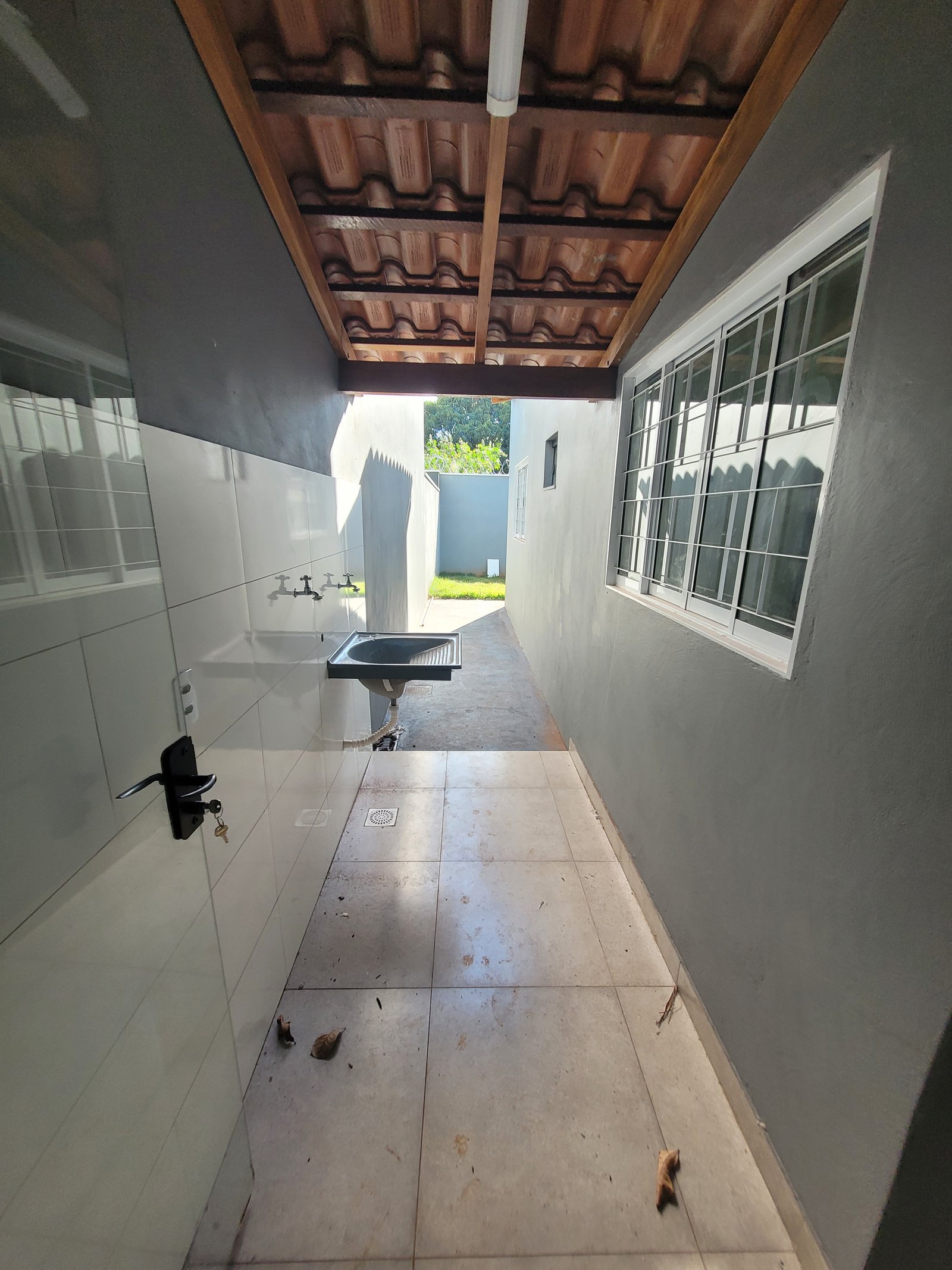 VENDE-SE CASA NO CENTRO/BAIRRO CADEIA.