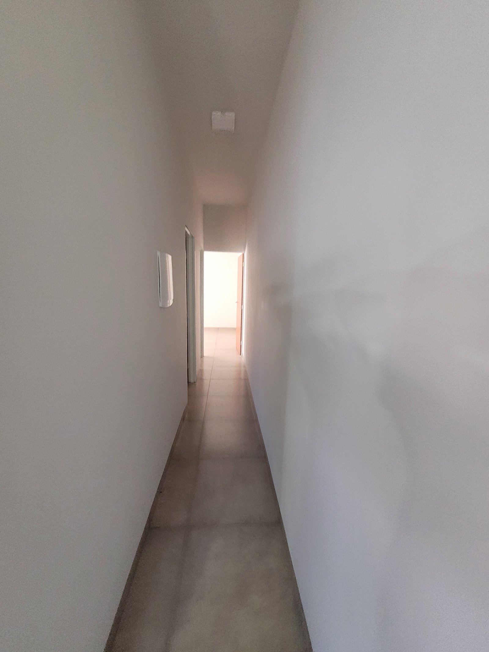 VENDE-SE CASA NO CENTRO/BAIRRO CADEIA.