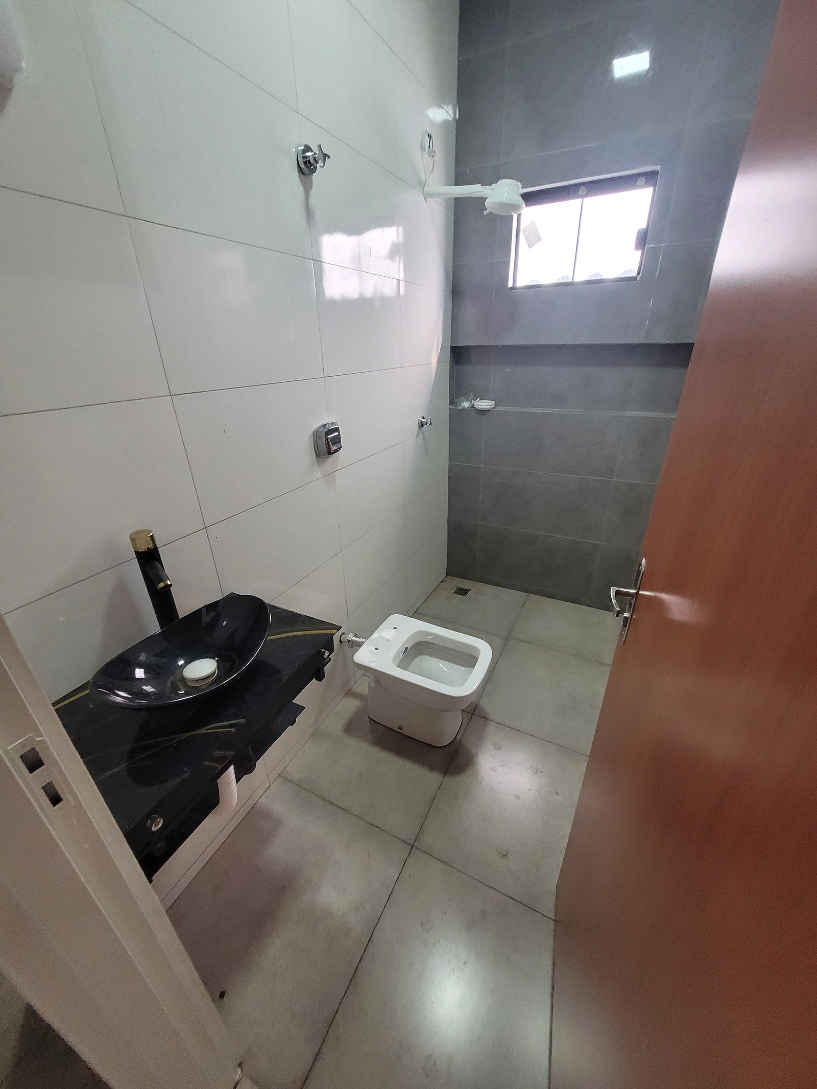 VENDE-SE CASA NO CENTRO/BAIRRO CADEIA.