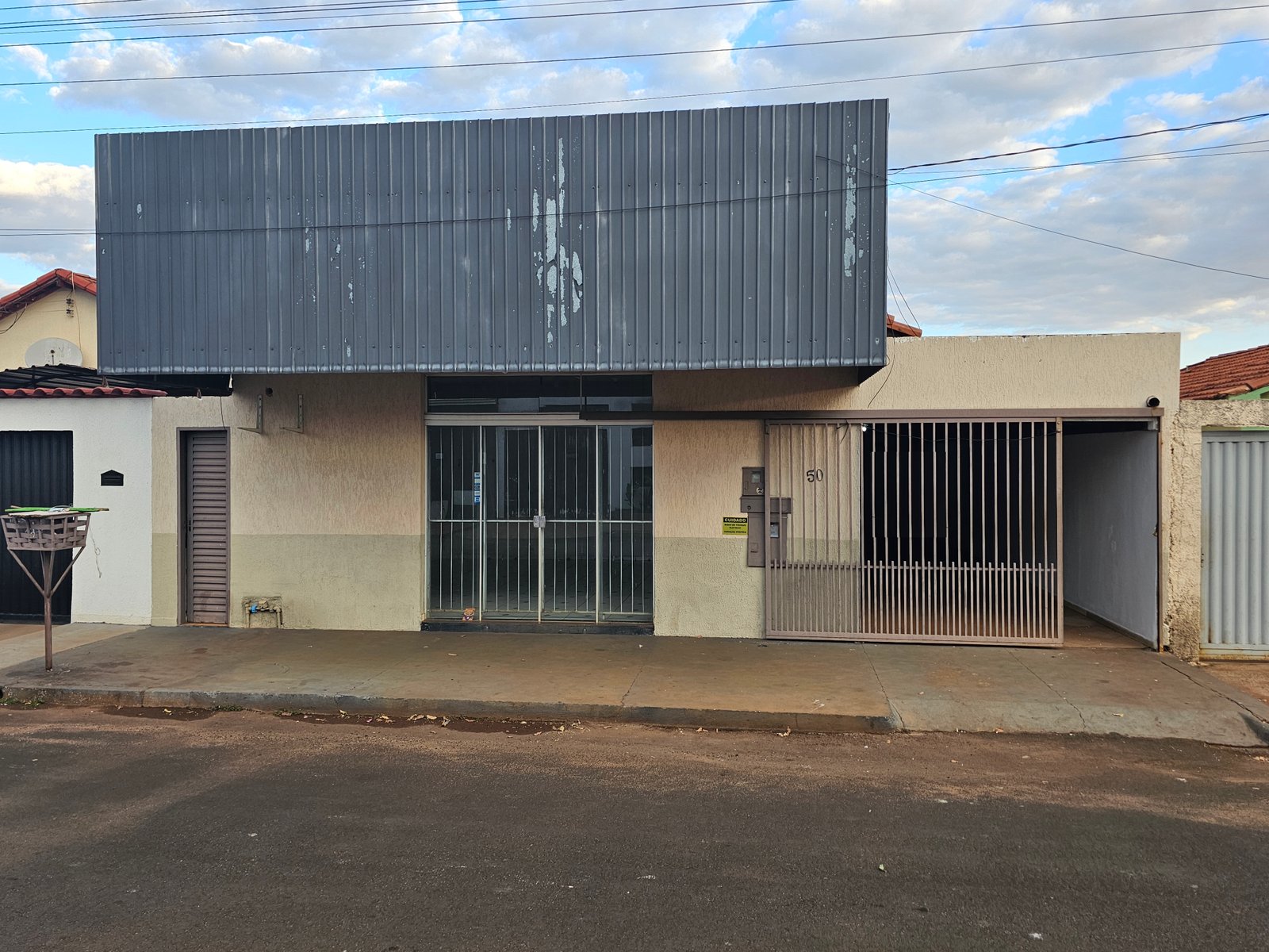 VENDE-SE CASA COM PONTO COMERCIAL NO BAIRRO ELDORADO.