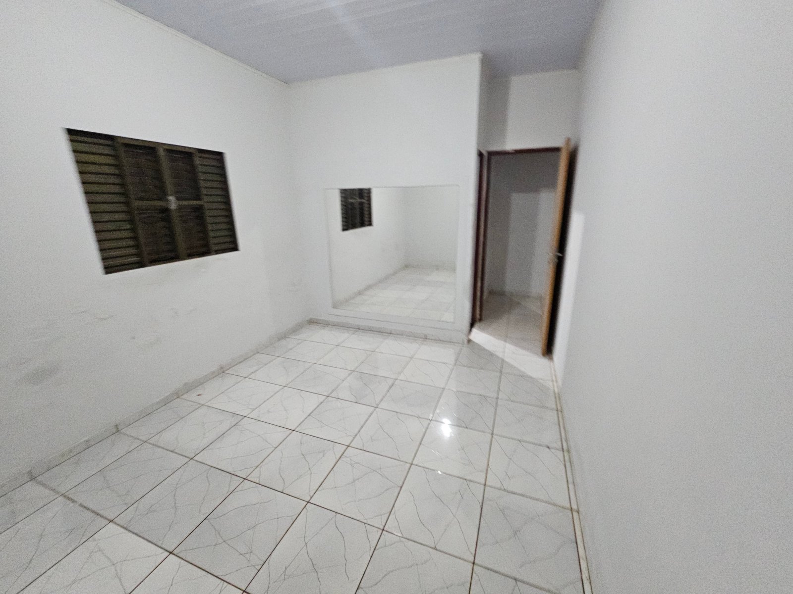 VENDE-SE CASA COM PONTO COMERCIAL NO BAIRRO ELDORADO.