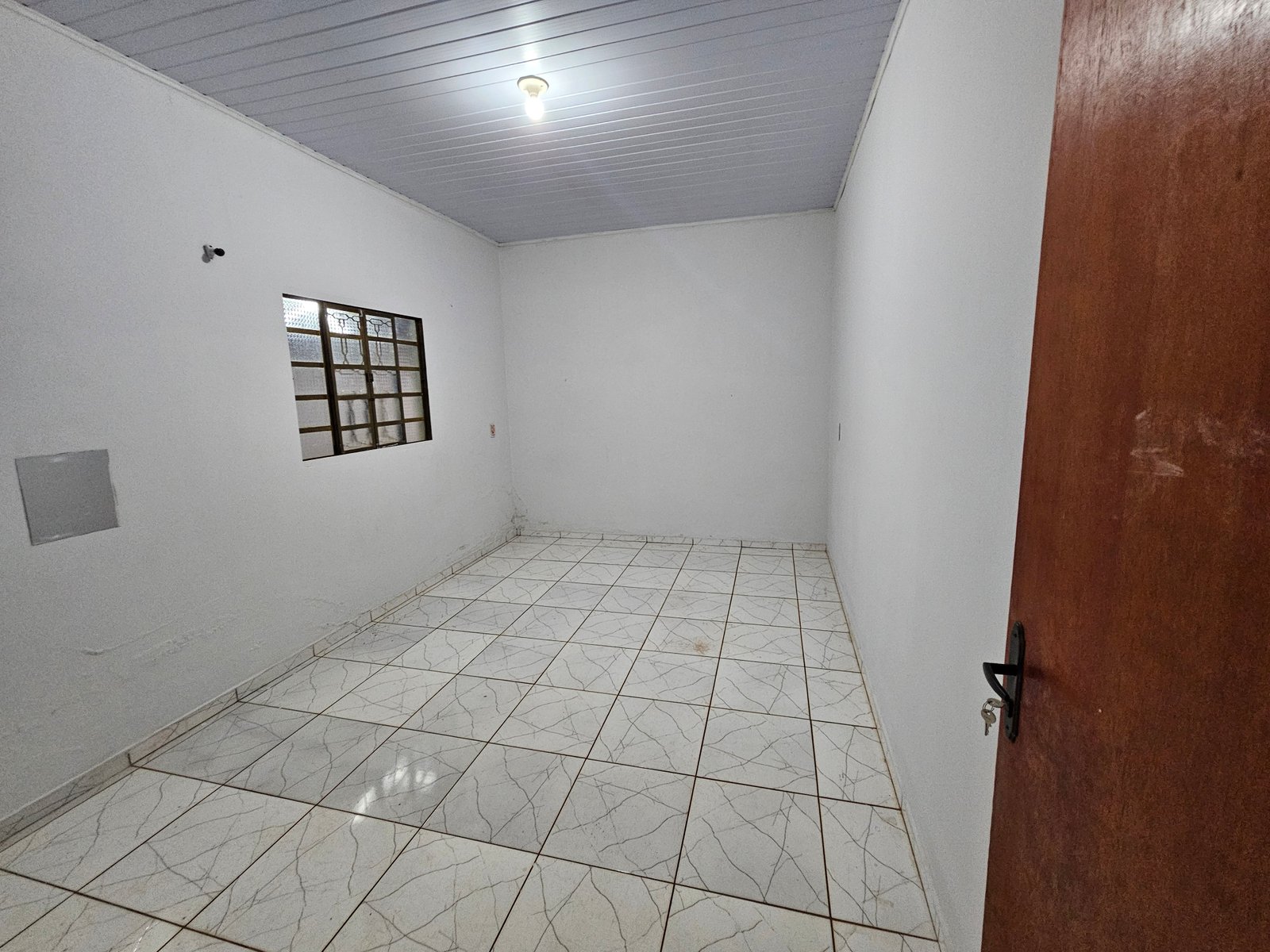 VENDE-SE CASA COM PONTO COMERCIAL NO BAIRRO ELDORADO.