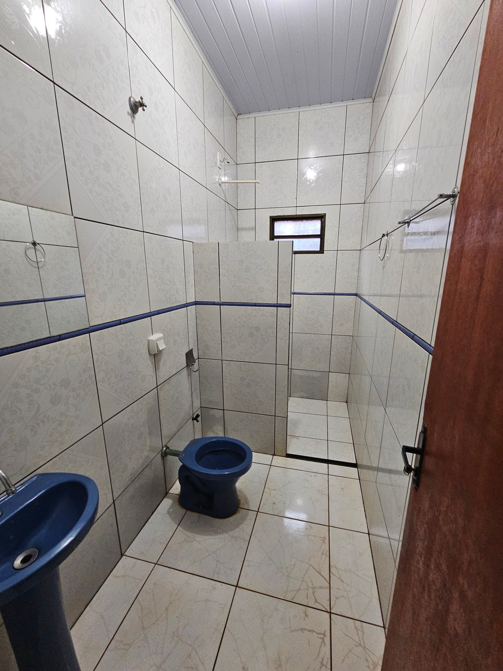 VENDE-SE CASA COM PONTO COMERCIAL NO BAIRRO ELDORADO.