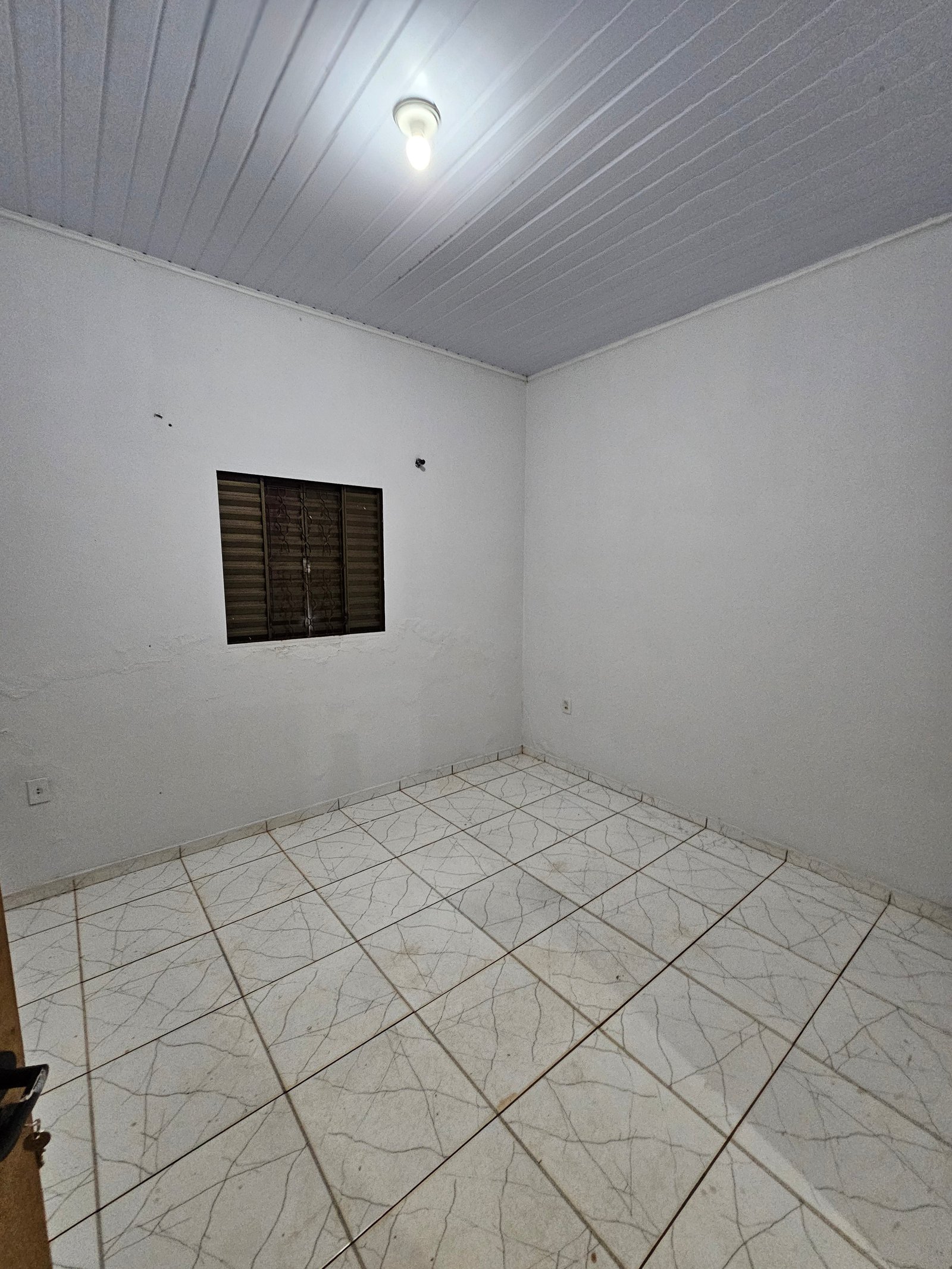 VENDE-SE CASA COM PONTO COMERCIAL NO BAIRRO ELDORADO.