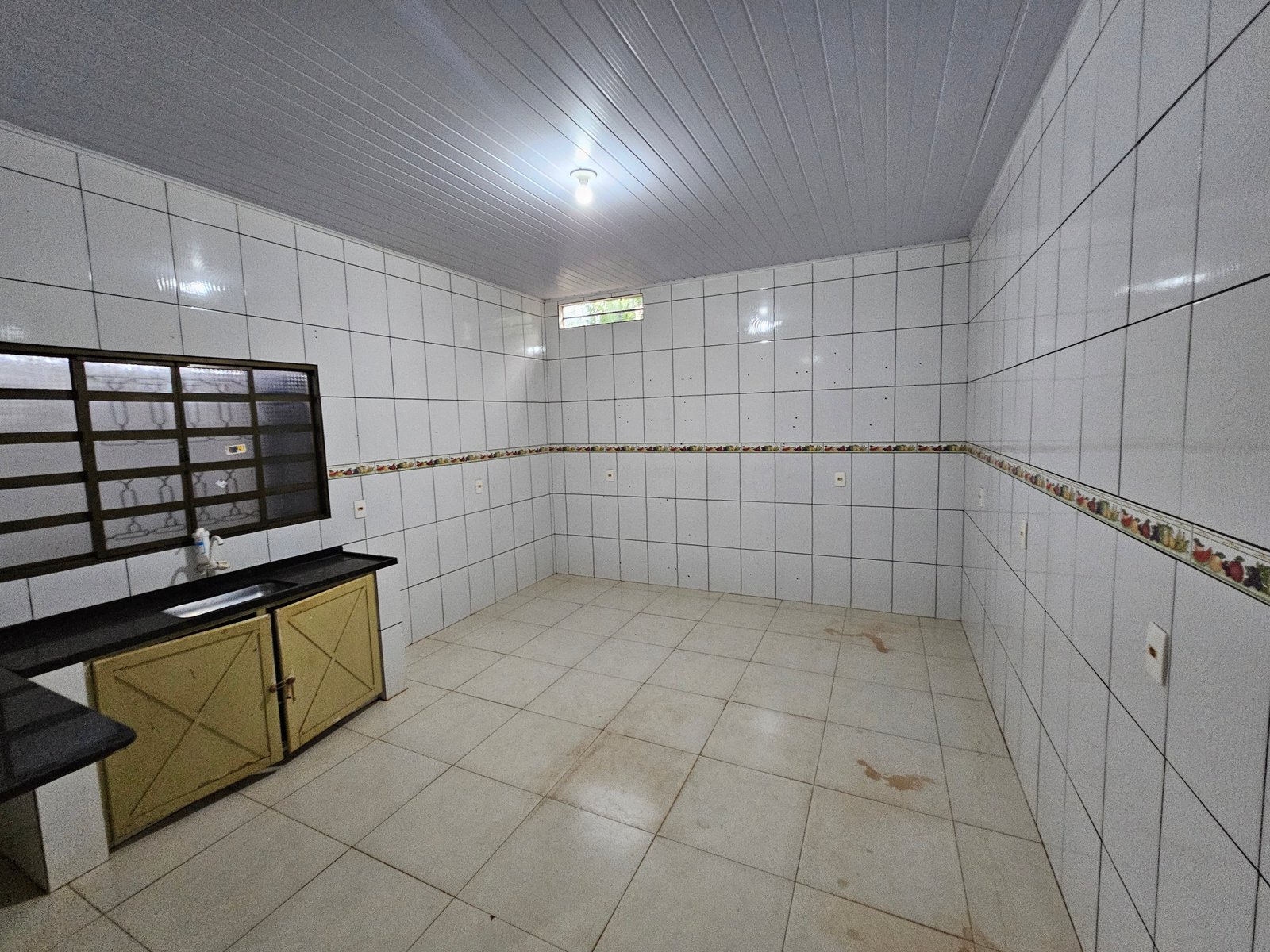 VENDE-SE CASA COM PONTO COMERCIAL NO BAIRRO ELDORADO.