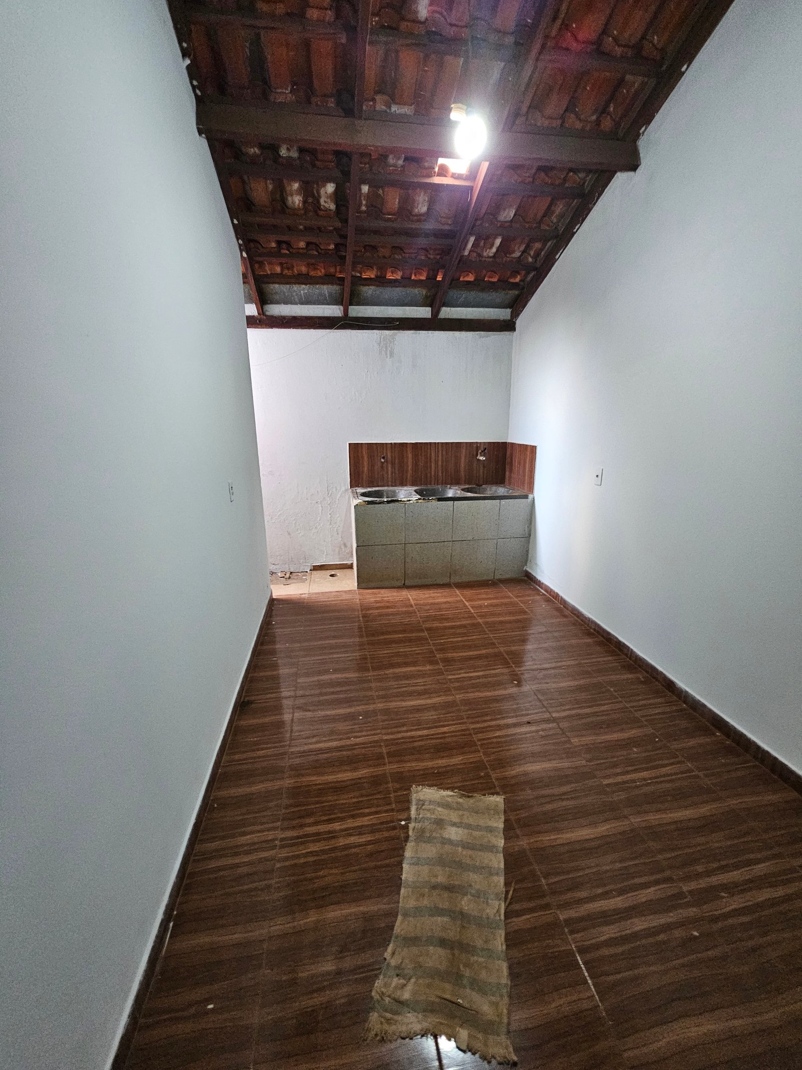 VENDE-SE CASA COM PONTO COMERCIAL NO BAIRRO ELDORADO.
