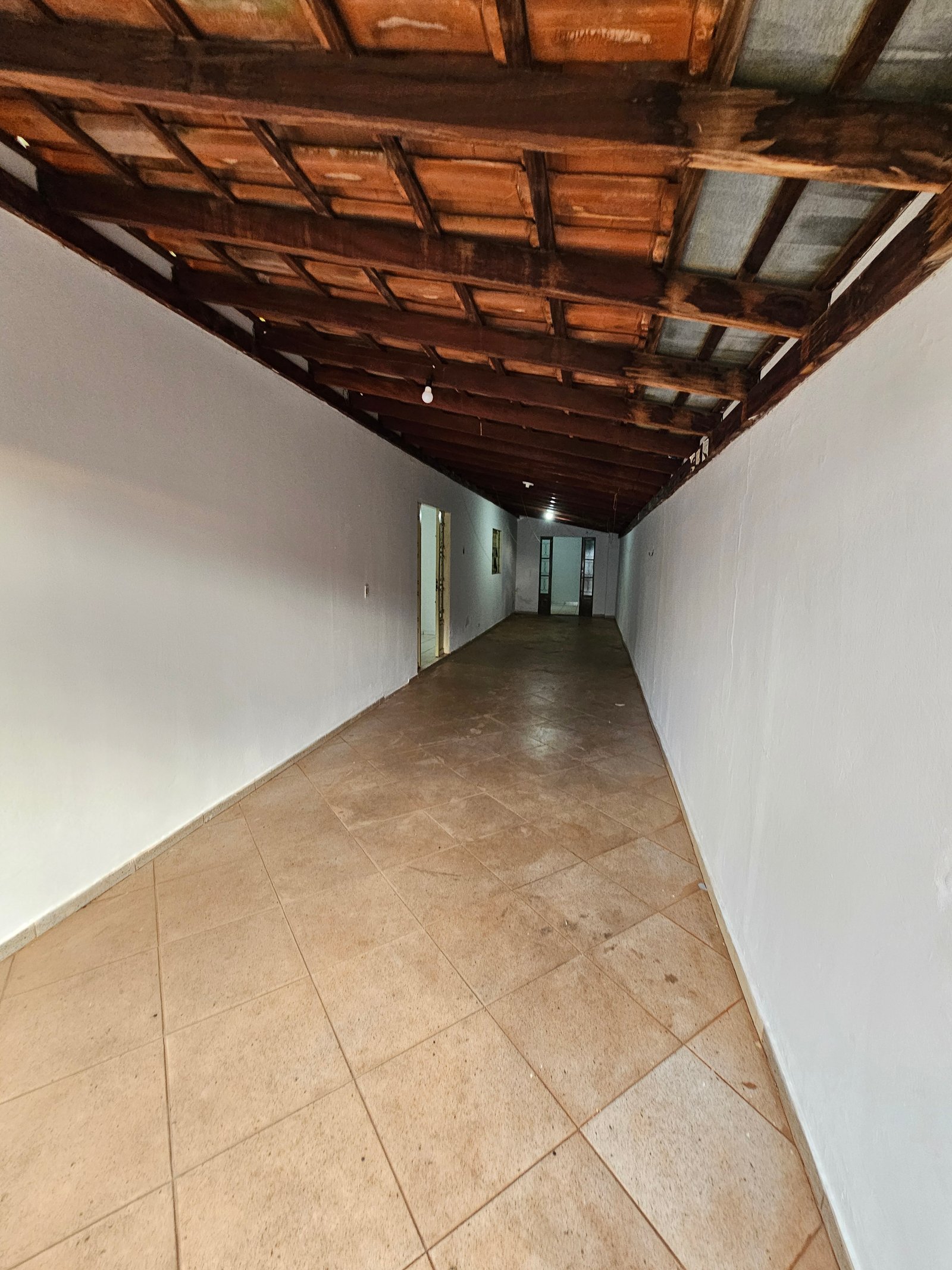 VENDE-SE CASA COM PONTO COMERCIAL NO BAIRRO ELDORADO.