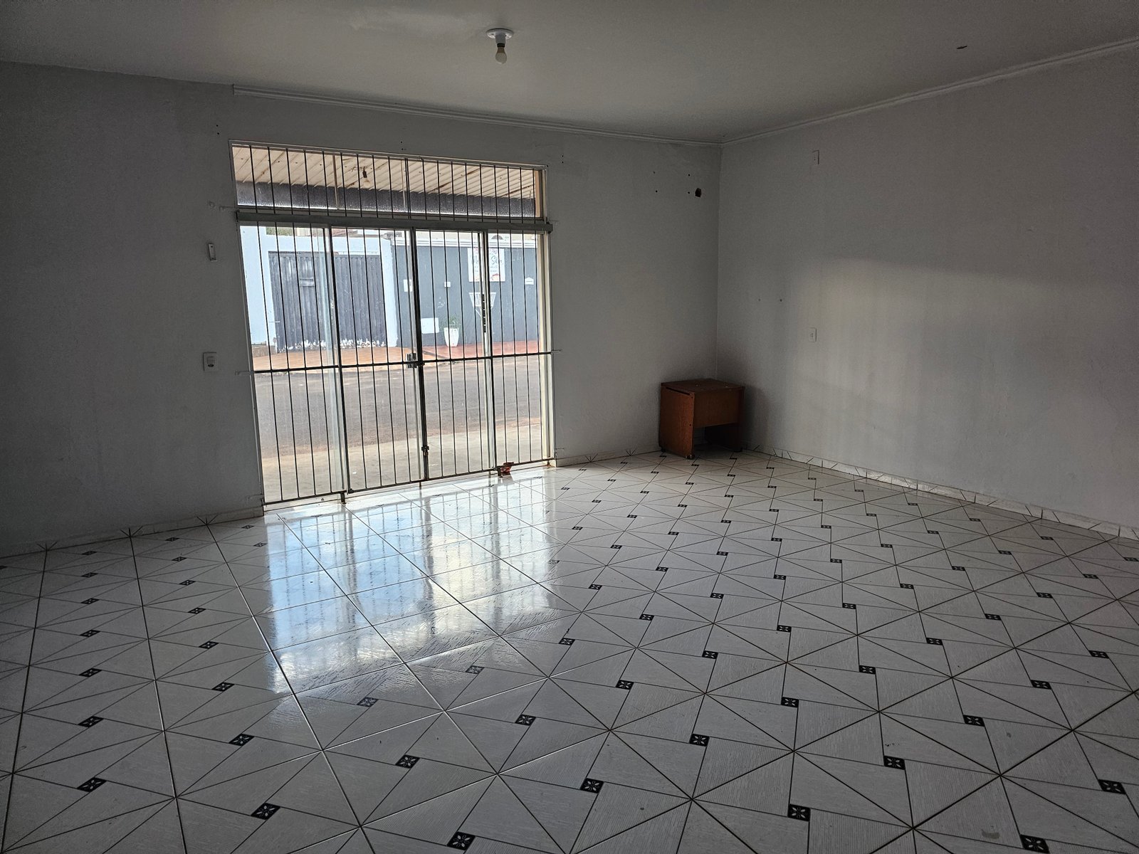 VENDE-SE CASA COM PONTO COMERCIAL NO BAIRRO ELDORADO.