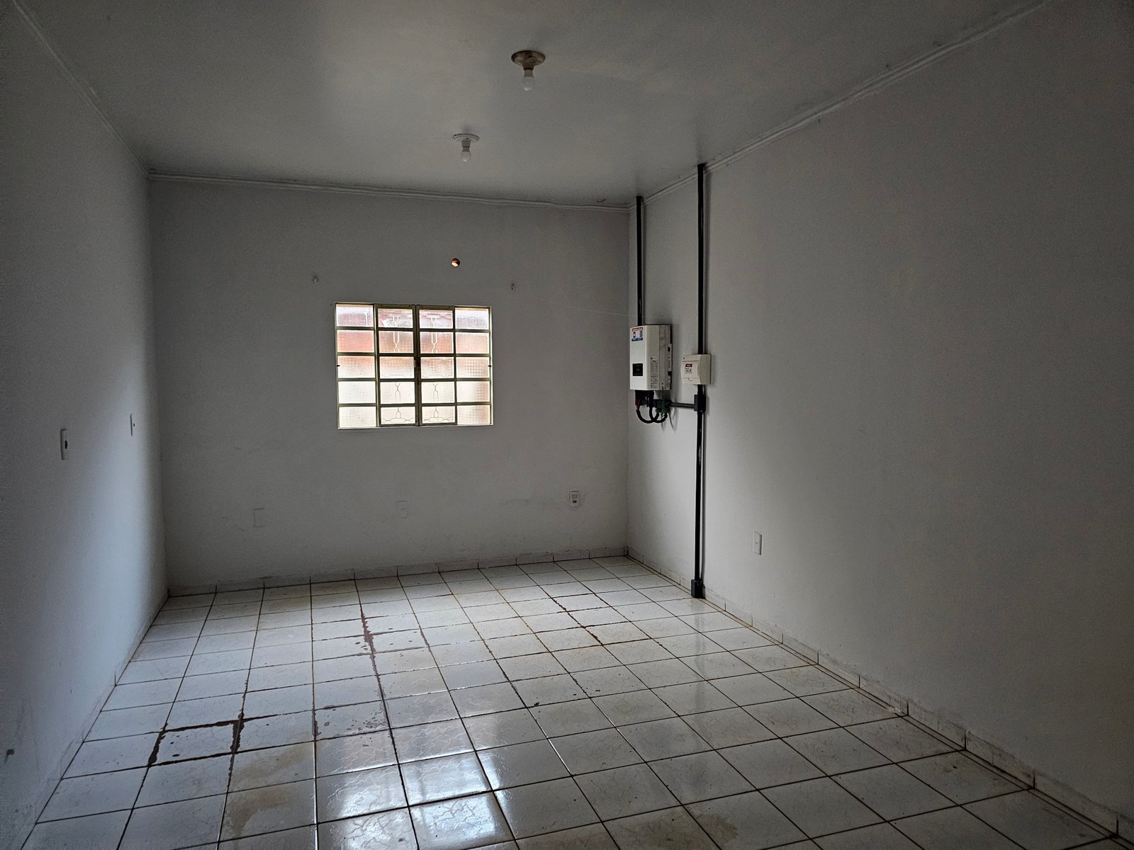 VENDE-SE CASA COM PONTO COMERCIAL NO BAIRRO ELDORADO.