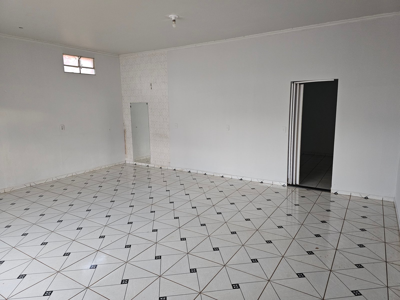 VENDE-SE CASA COM PONTO COMERCIAL NO BAIRRO ELDORADO.