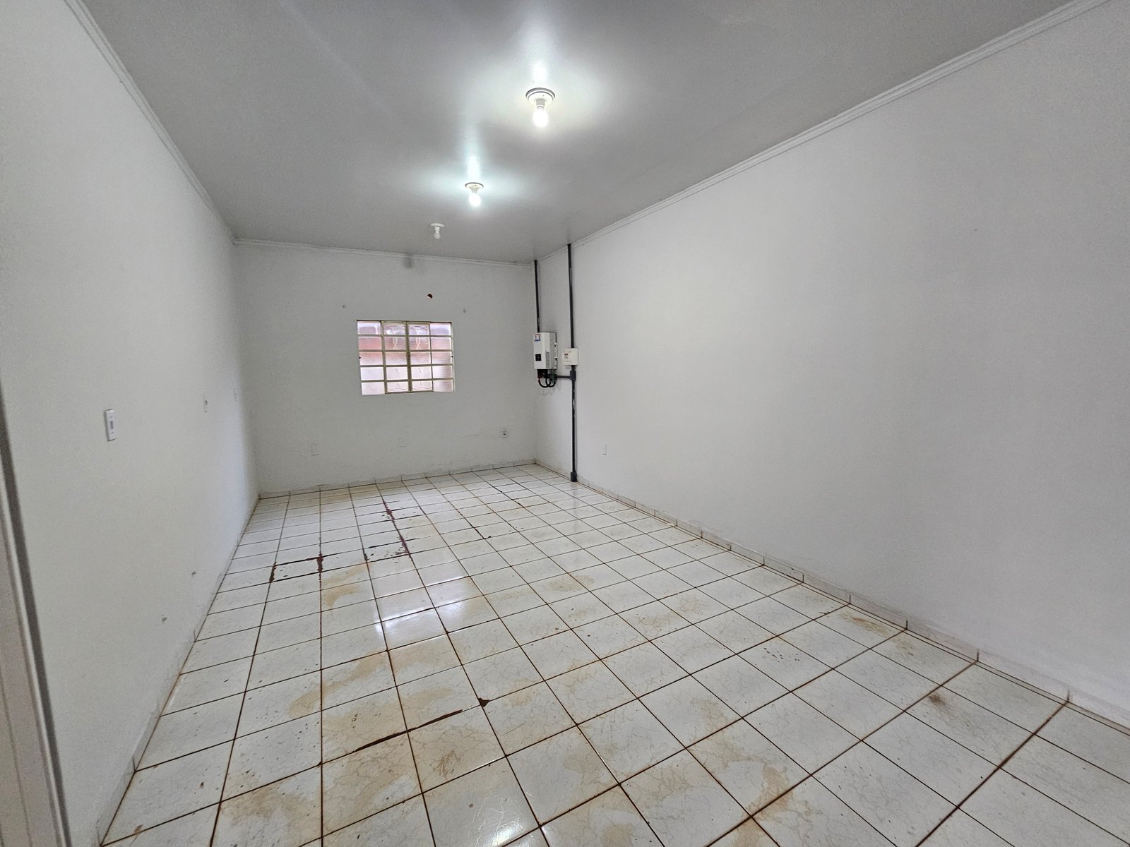 VENDE-SE CASA COM PONTO COMERCIAL NO BAIRRO ELDORADO.