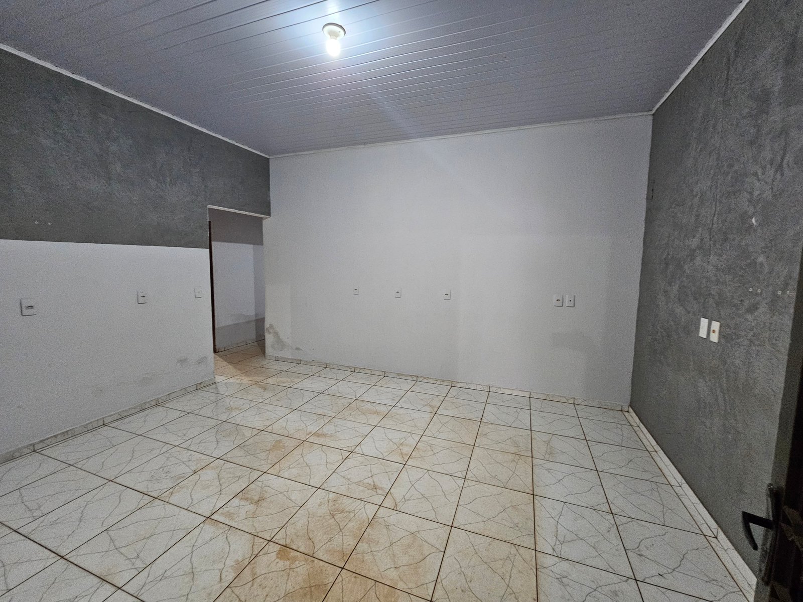 VENDE-SE CASA COM PONTO COMERCIAL NO BAIRRO ELDORADO.