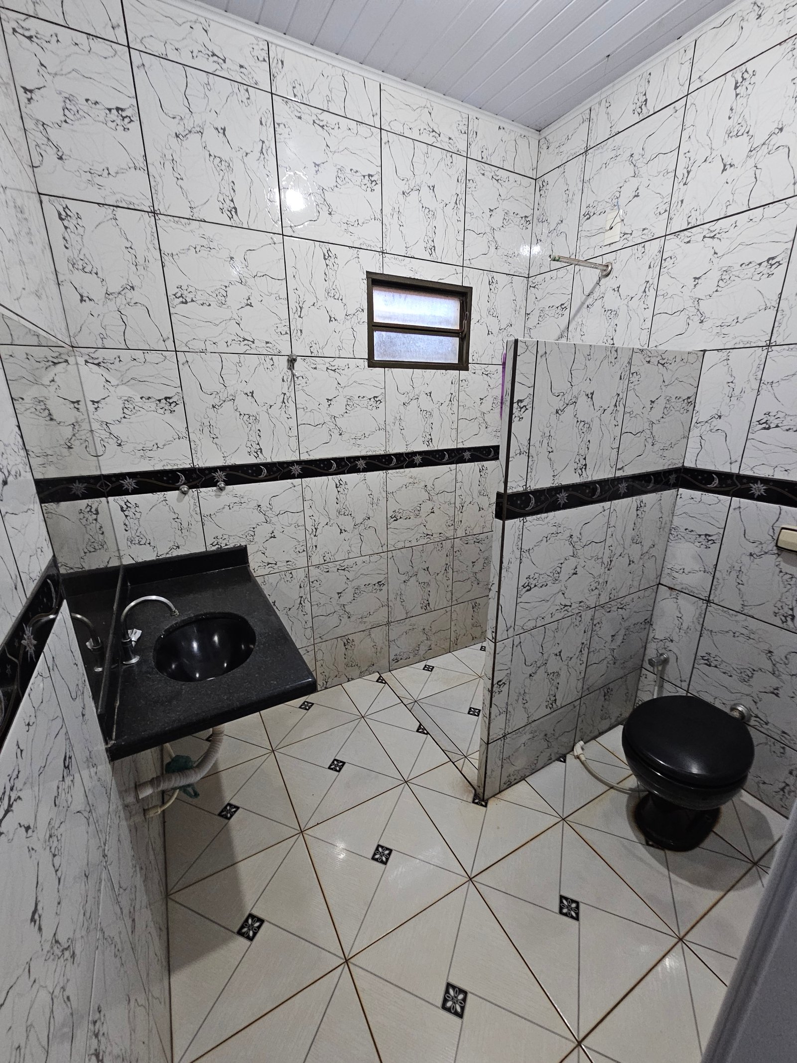 VENDE-SE CASA COM PONTO COMERCIAL NO BAIRRO ELDORADO.