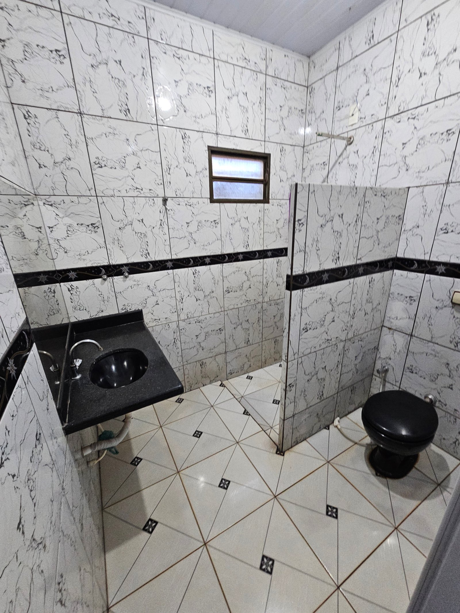 VENDE-SE CASA COM PONTO COMERCIAL NO BAIRRO ELDORADO.