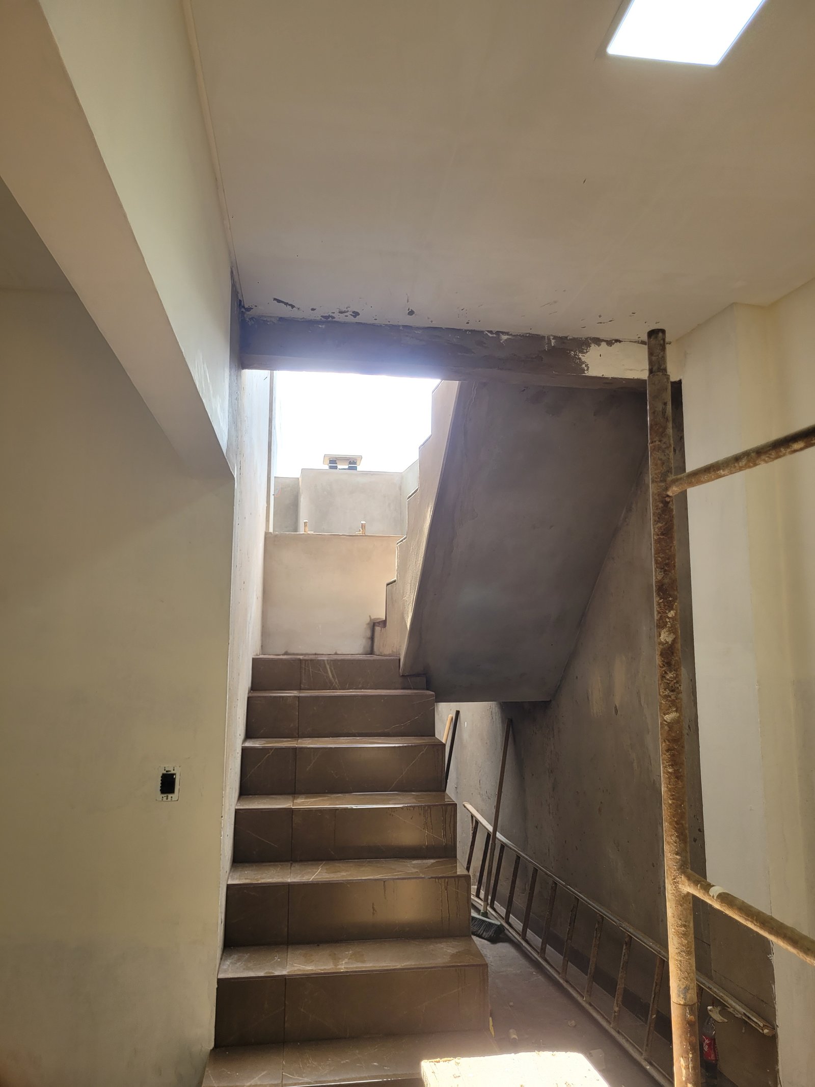 VENDE-SE CASA PRÓXIMO AO CLUBE ELDORADO – BAIRRO PRIMAVERA.