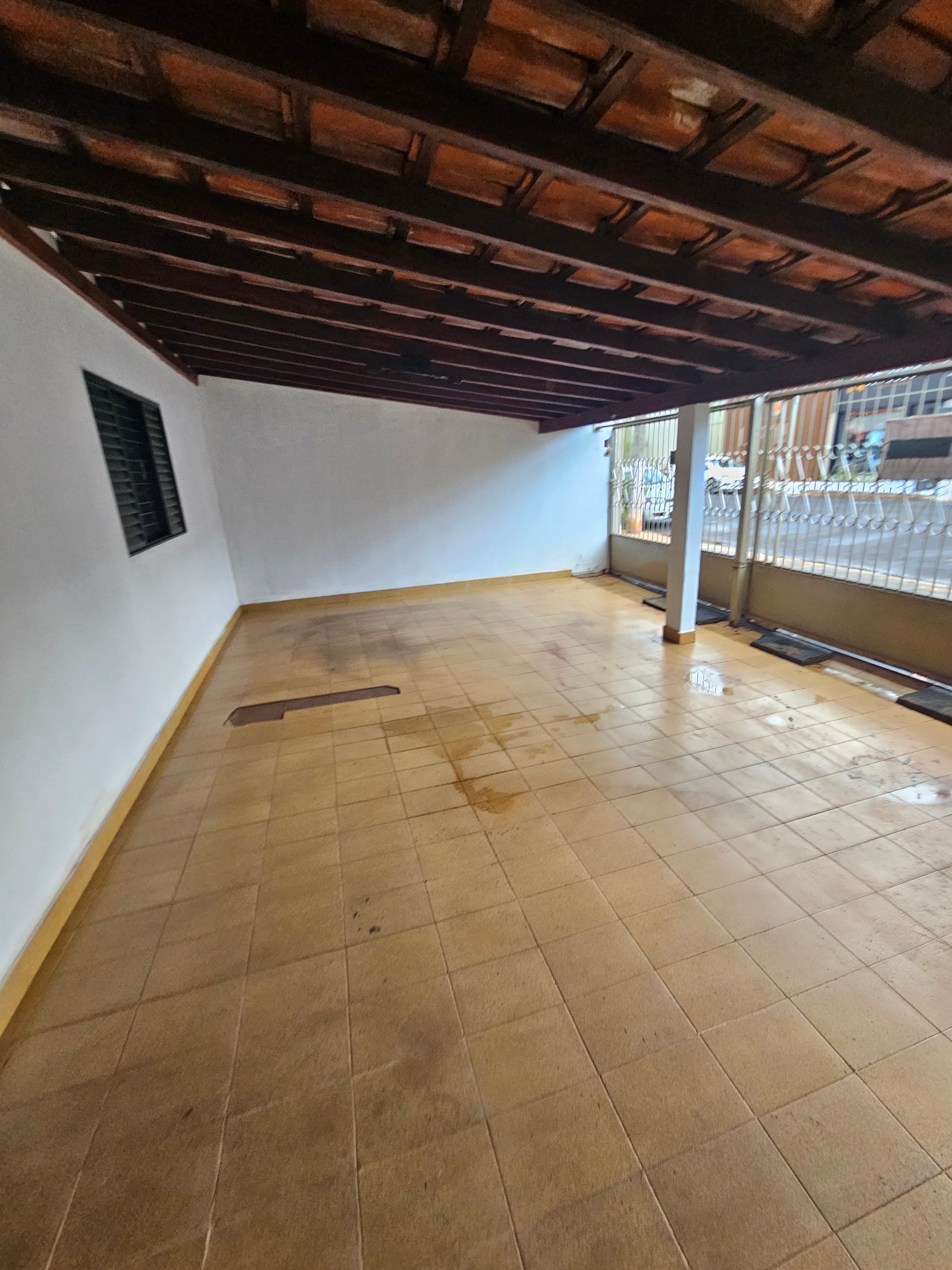 VENDE-SE CASA NO CENTRO COMERCIAL EM QUIRINÓPOLIS.