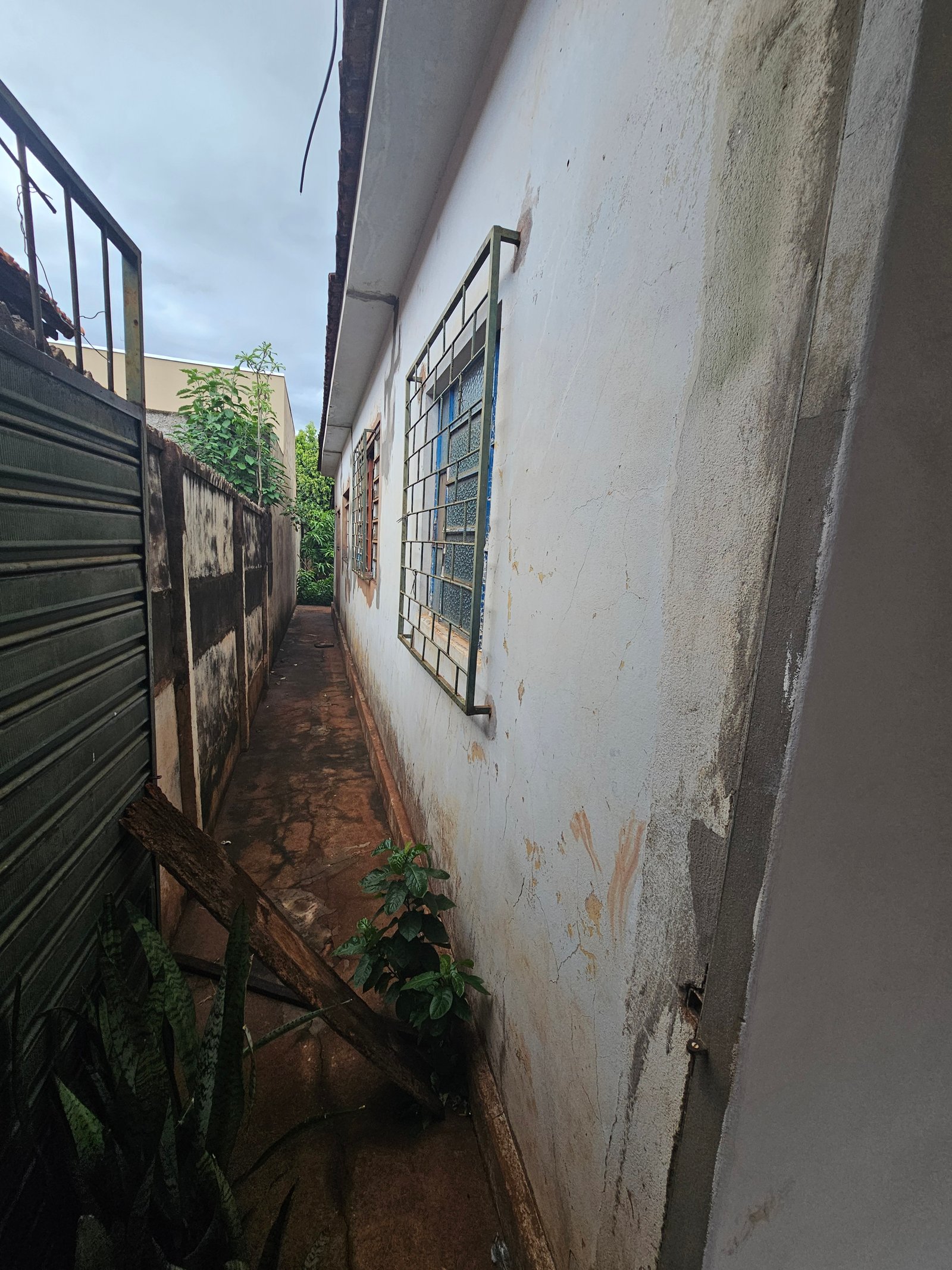 VENDE-SE CASA NO CENTRO COMERCIAL EM QUIRINÓPOLIS.