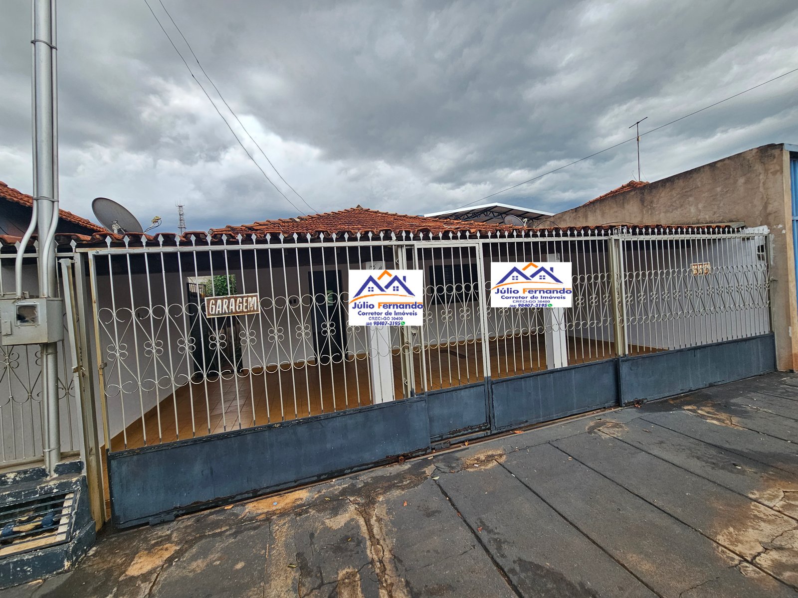 VENDE-SE CASA NO CENTRO COMERCIAL EM QUIRINÓPOLIS.