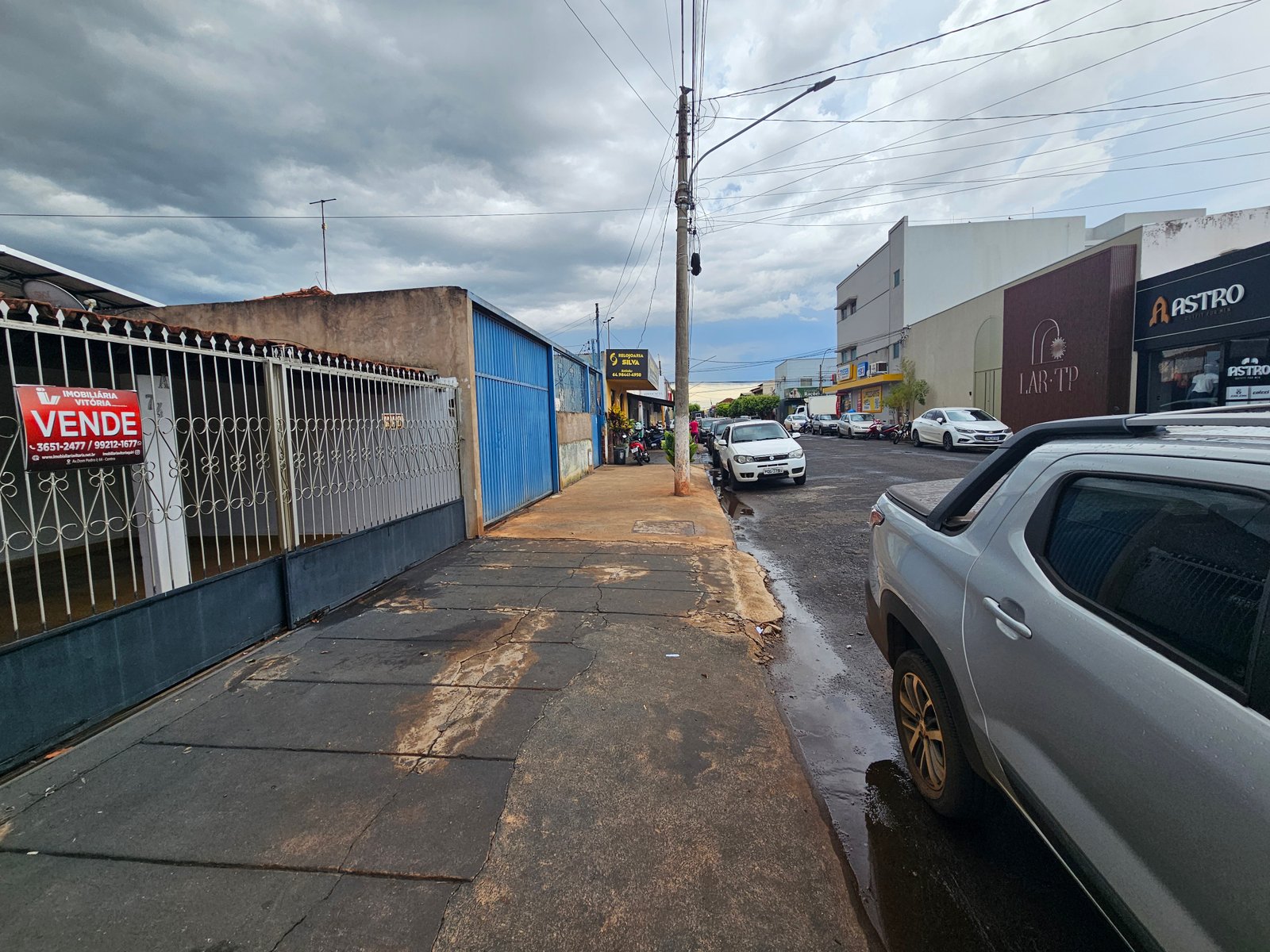 VENDE-SE CASA NO CENTRO COMERCIAL EM QUIRINÓPOLIS.