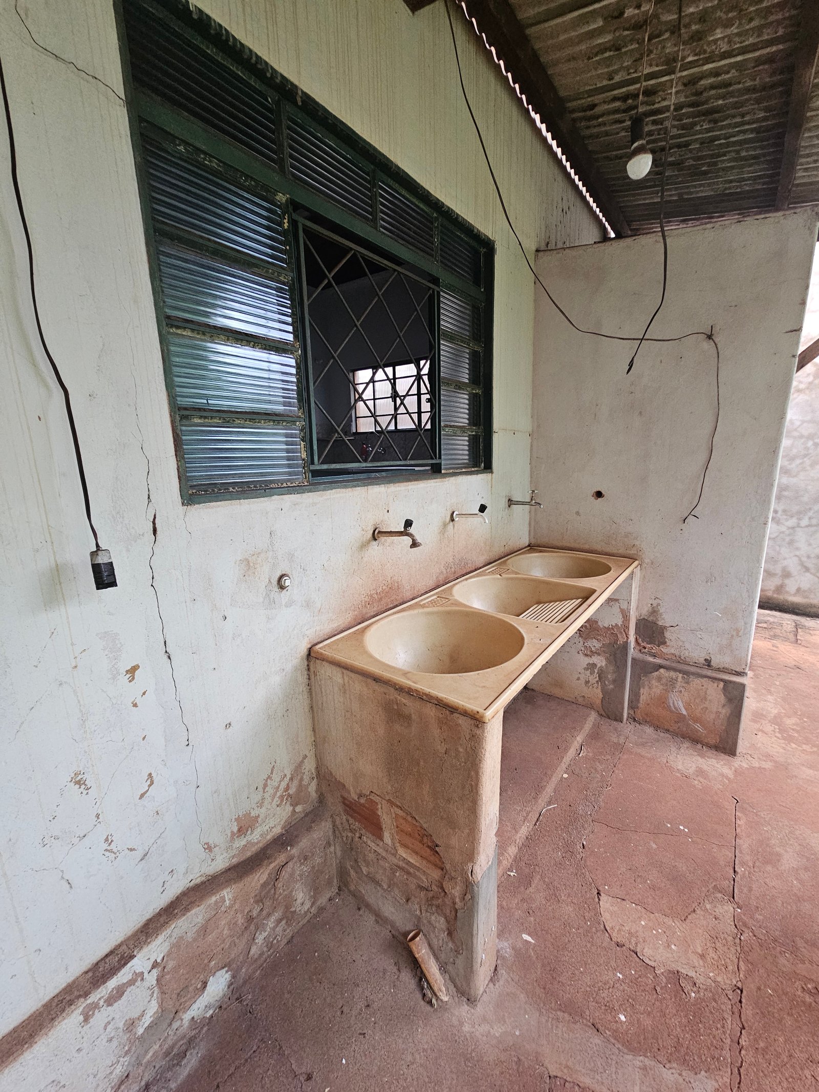 VENDE-SE CASA NO CENTRO COMERCIAL EM QUIRINÓPOLIS.