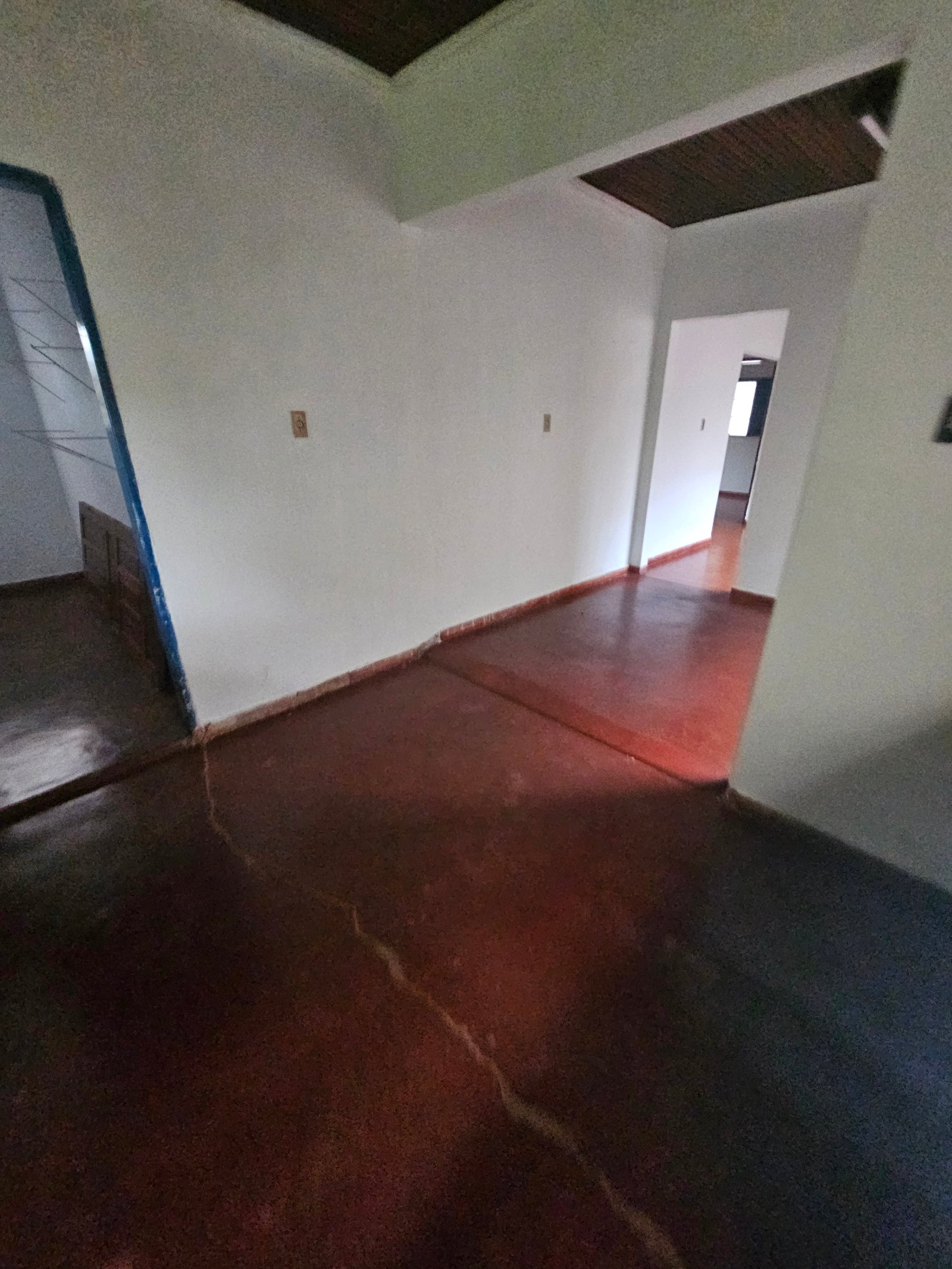 VENDE-SE CASA NO CENTRO COMERCIAL EM QUIRINÓPOLIS.
