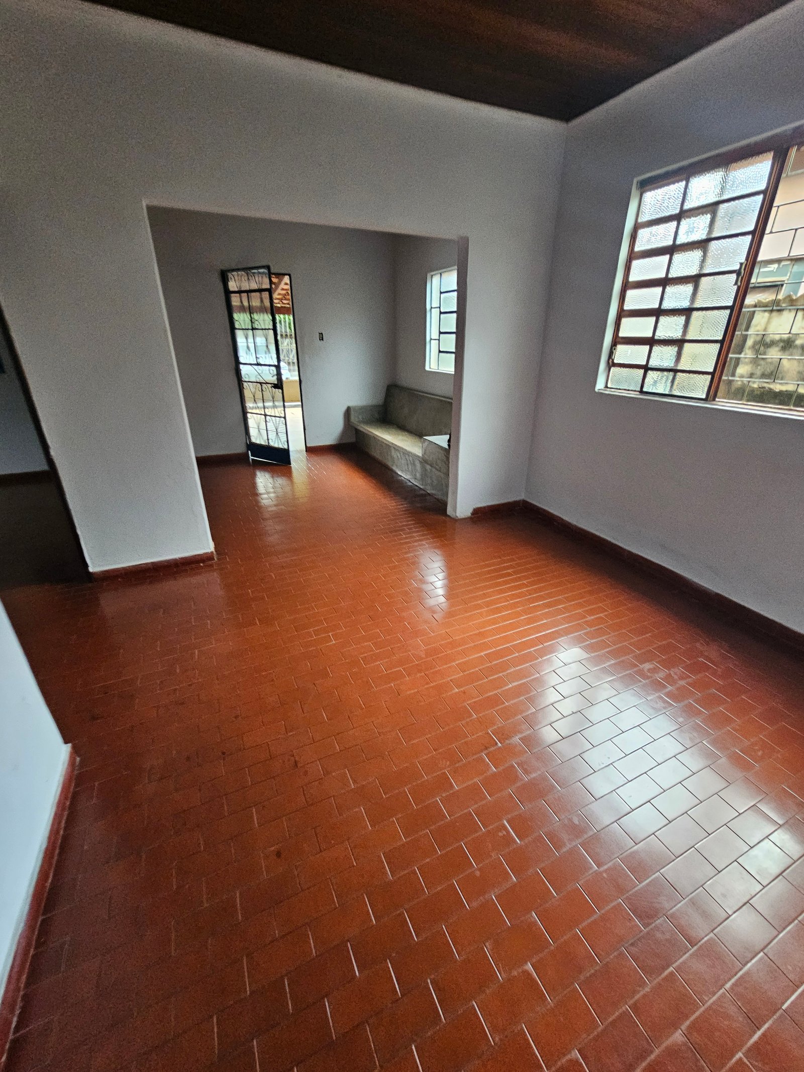 VENDE-SE CASA NO CENTRO COMERCIAL EM QUIRINÓPOLIS.