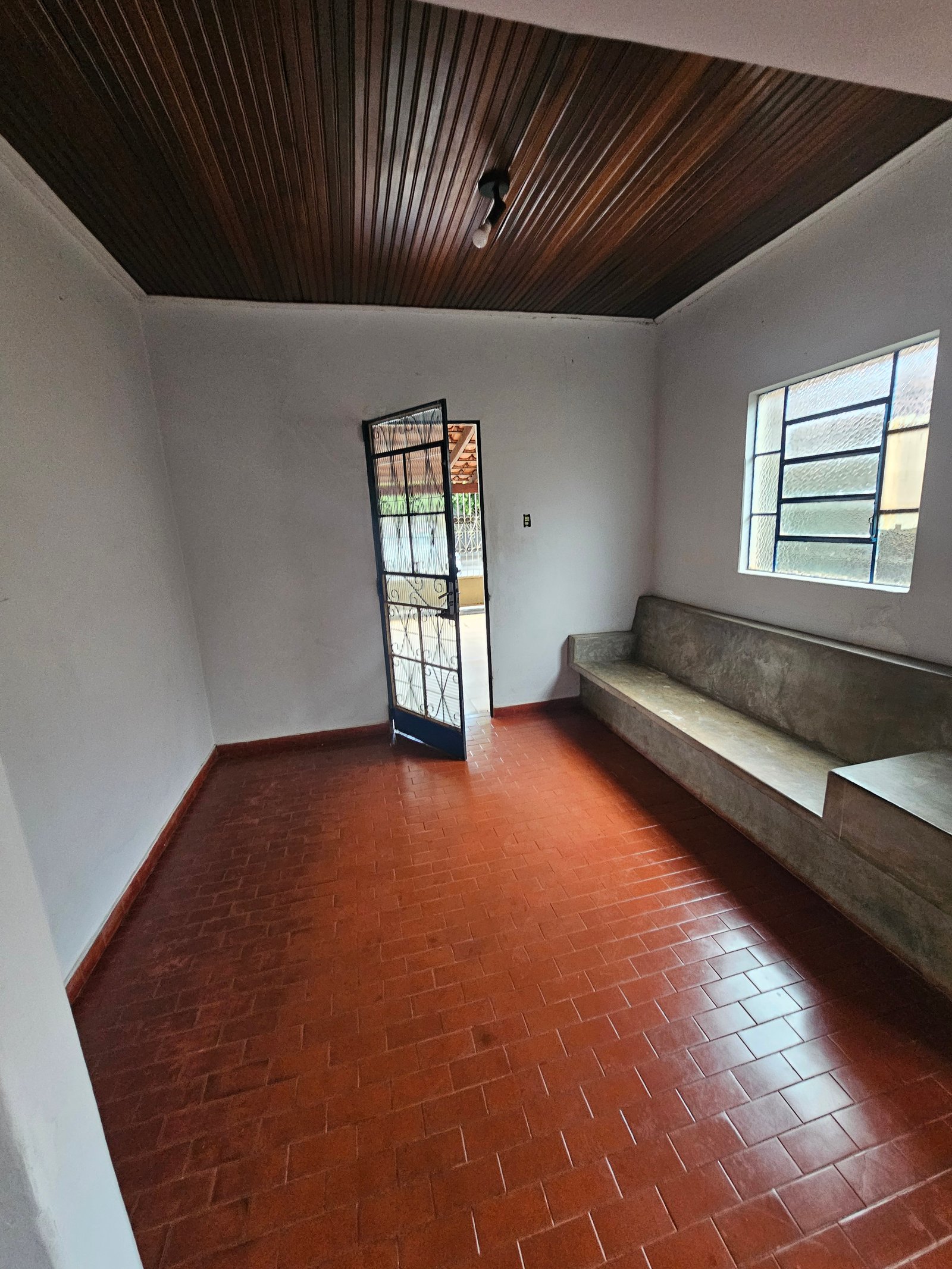 VENDE-SE CASA NO CENTRO COMERCIAL EM QUIRINÓPOLIS.