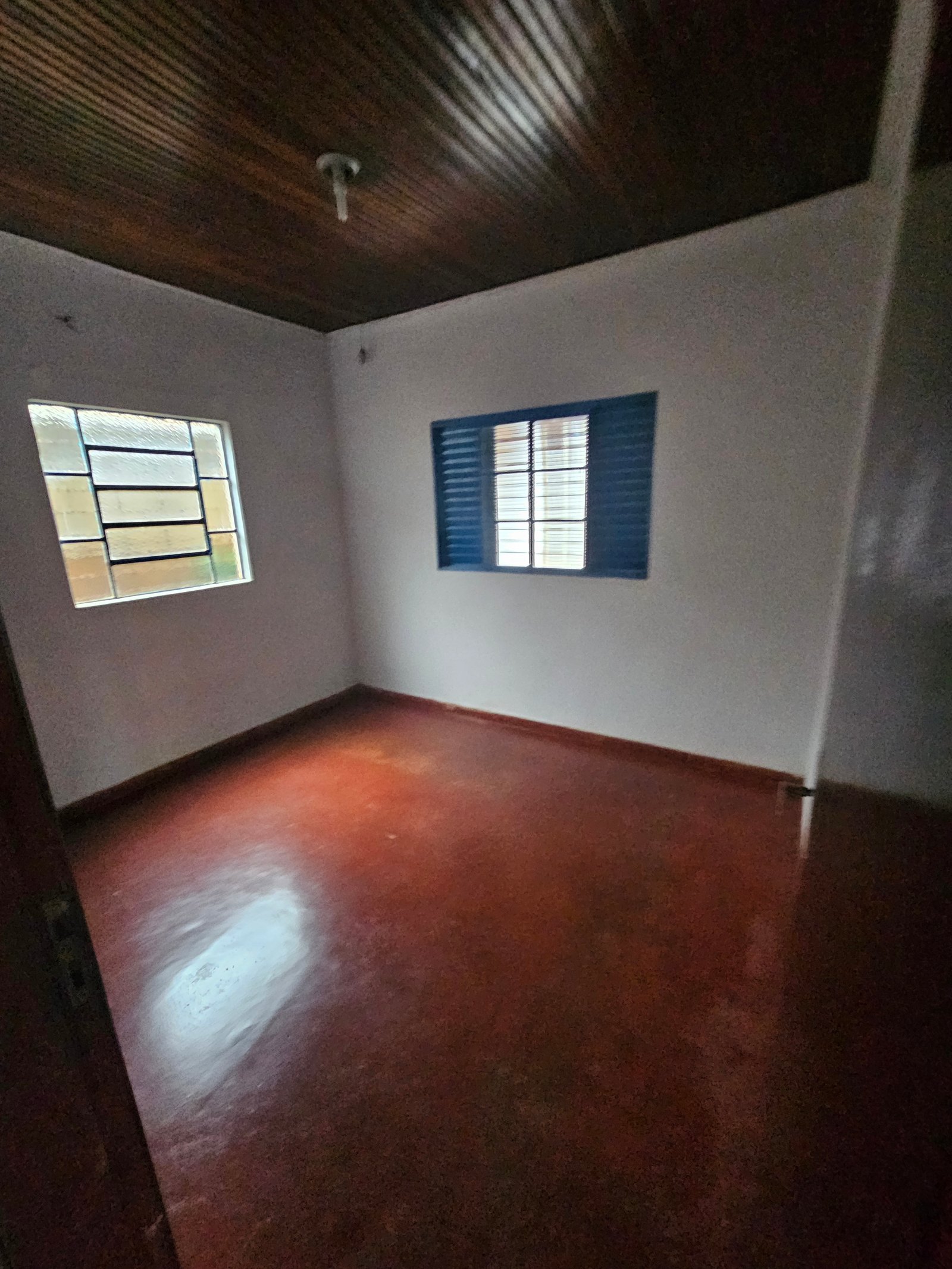 VENDE-SE CASA NO CENTRO COMERCIAL EM QUIRINÓPOLIS.
