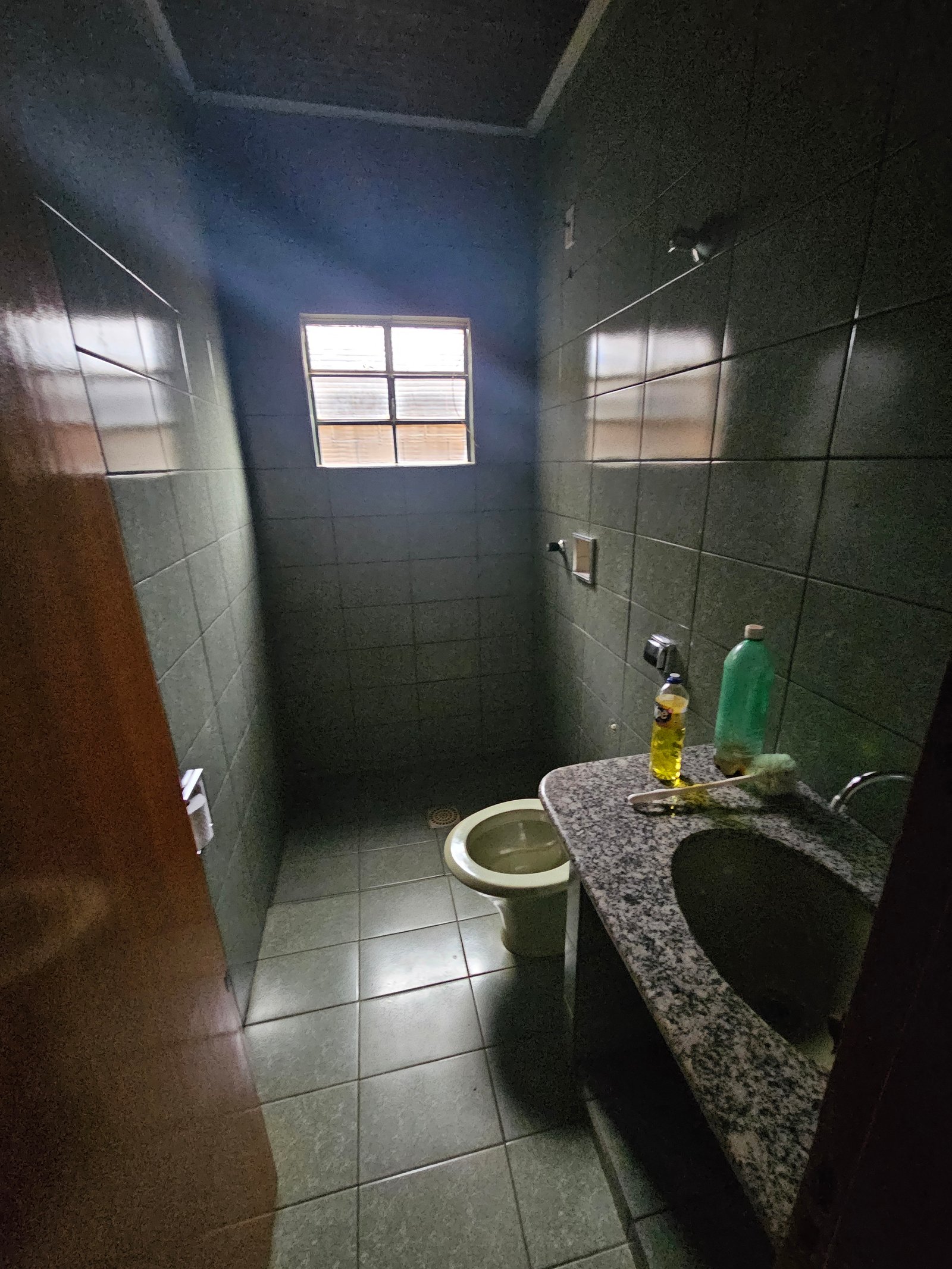VENDE-SE CASA NO CENTRO COMERCIAL EM QUIRINÓPOLIS.