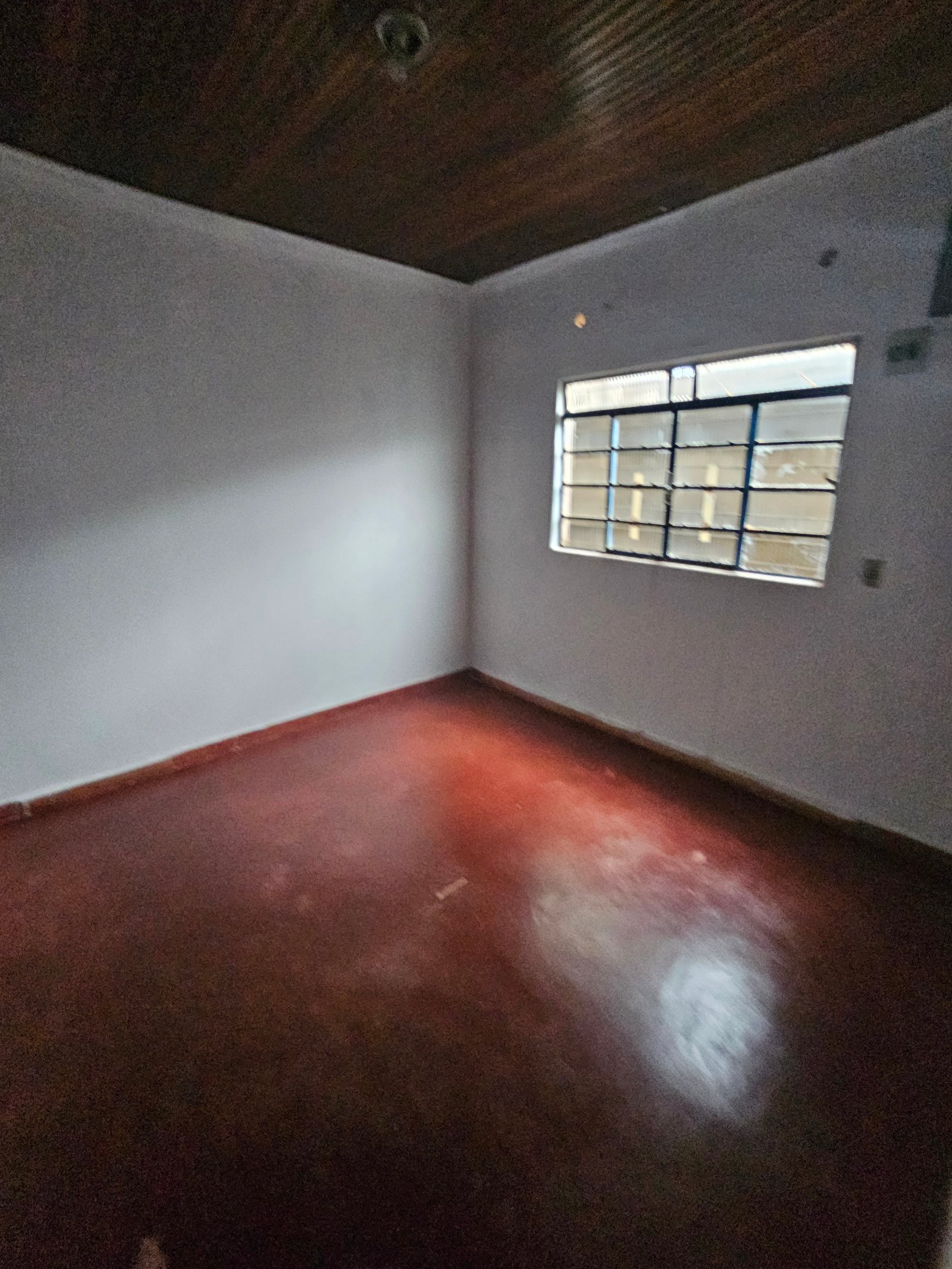 VENDE-SE CASA NO CENTRO COMERCIAL EM QUIRINÓPOLIS.