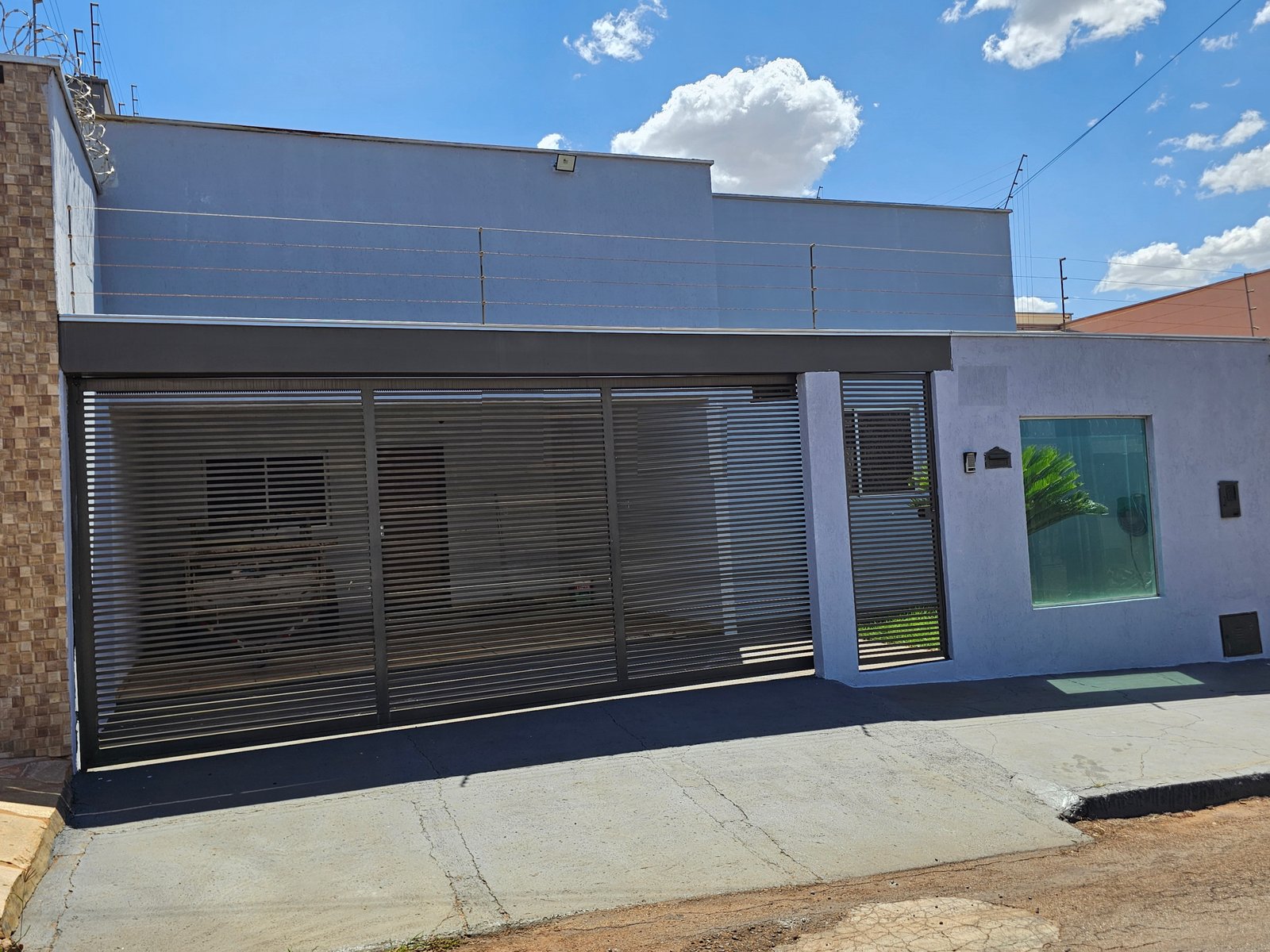 VENDE-SE CASA PRÓXIMO AO CLUBE ELDORADO – BAIRRO MORADA DO SOL.