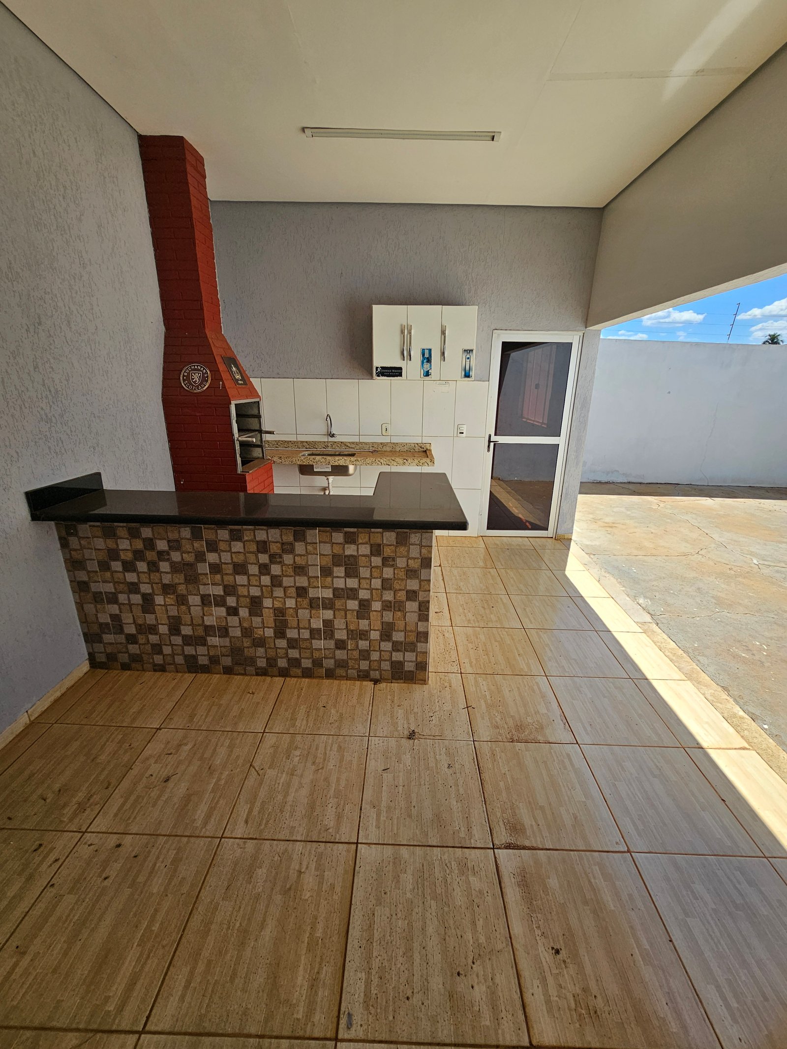 VENDE-SE CASA PRÓXIMO AO CLUBE ELDORADO – BAIRRO MORADA DO SOL.
