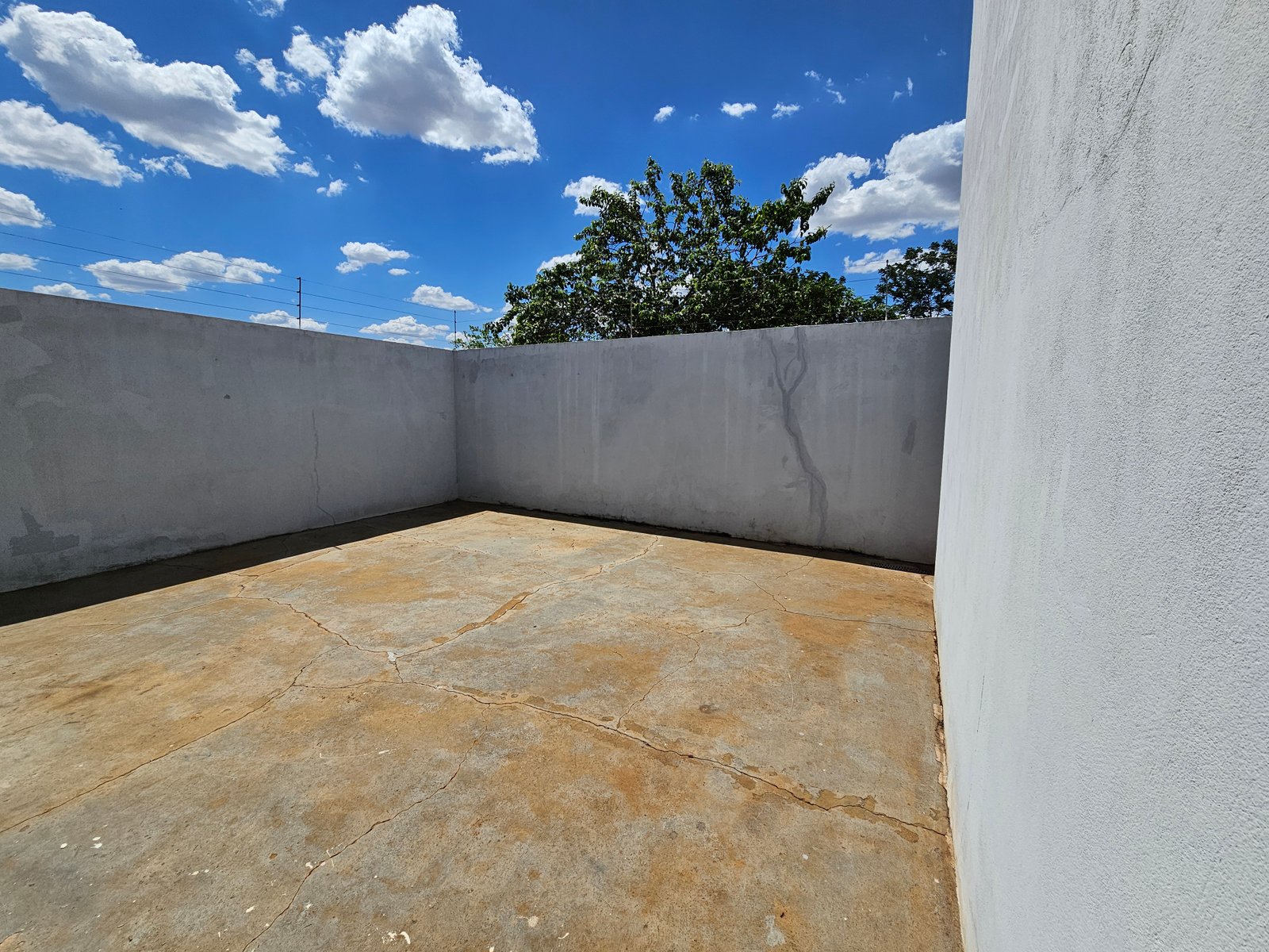 VENDE-SE CASA PRÓXIMO AO CLUBE ELDORADO – BAIRRO MORADA DO SOL.