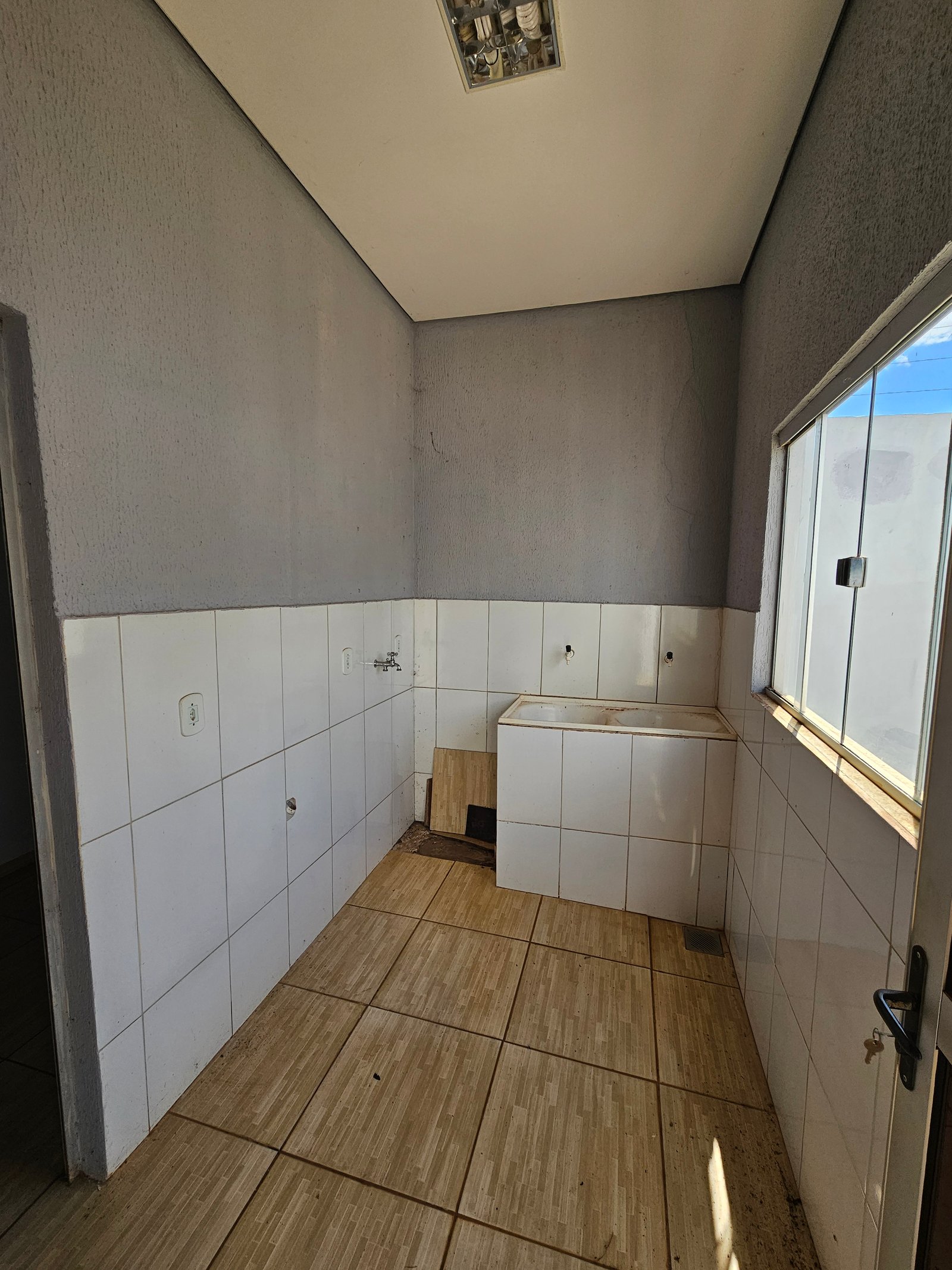 VENDE-SE CASA PRÓXIMO AO CLUBE ELDORADO – BAIRRO MORADA DO SOL.