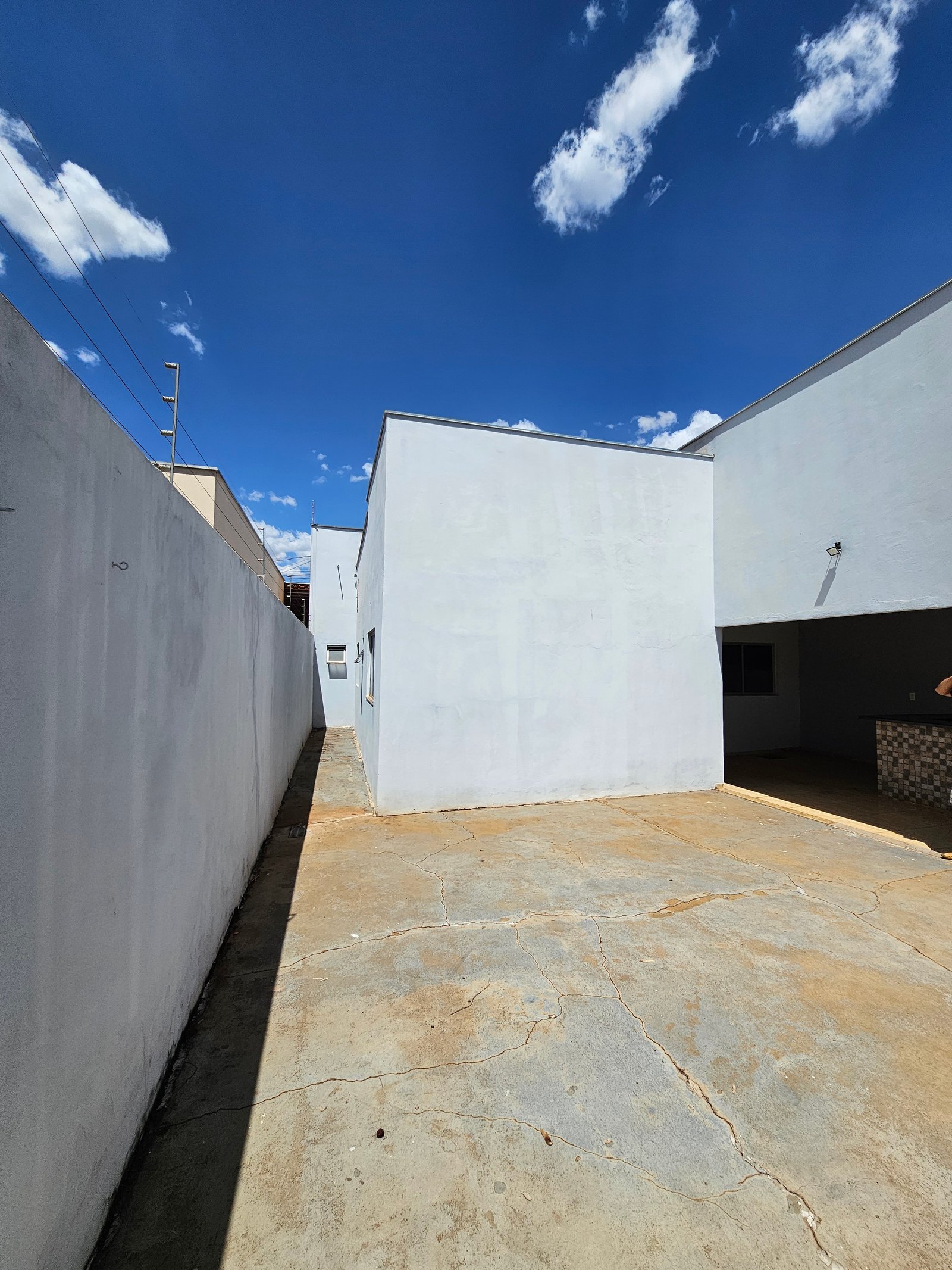 VENDE-SE CASA PRÓXIMO AO CLUBE ELDORADO – BAIRRO MORADA DO SOL.