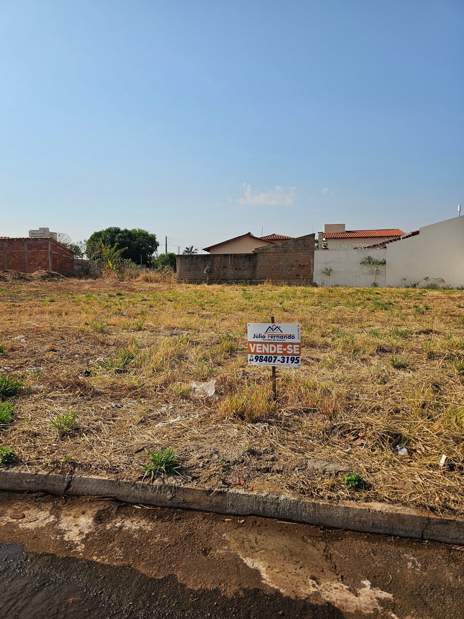 VENDE-SE TERRENO NO BAIRRO COLINA DA SERRA.