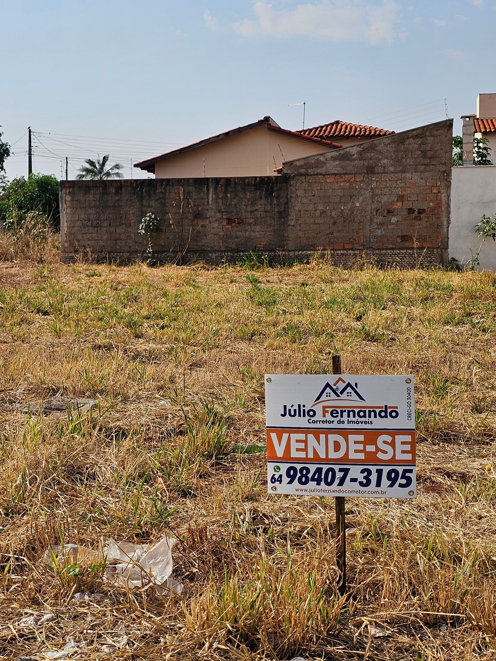 VENDE-SE TERRENO NO BAIRRO COLINA DA SERRA.