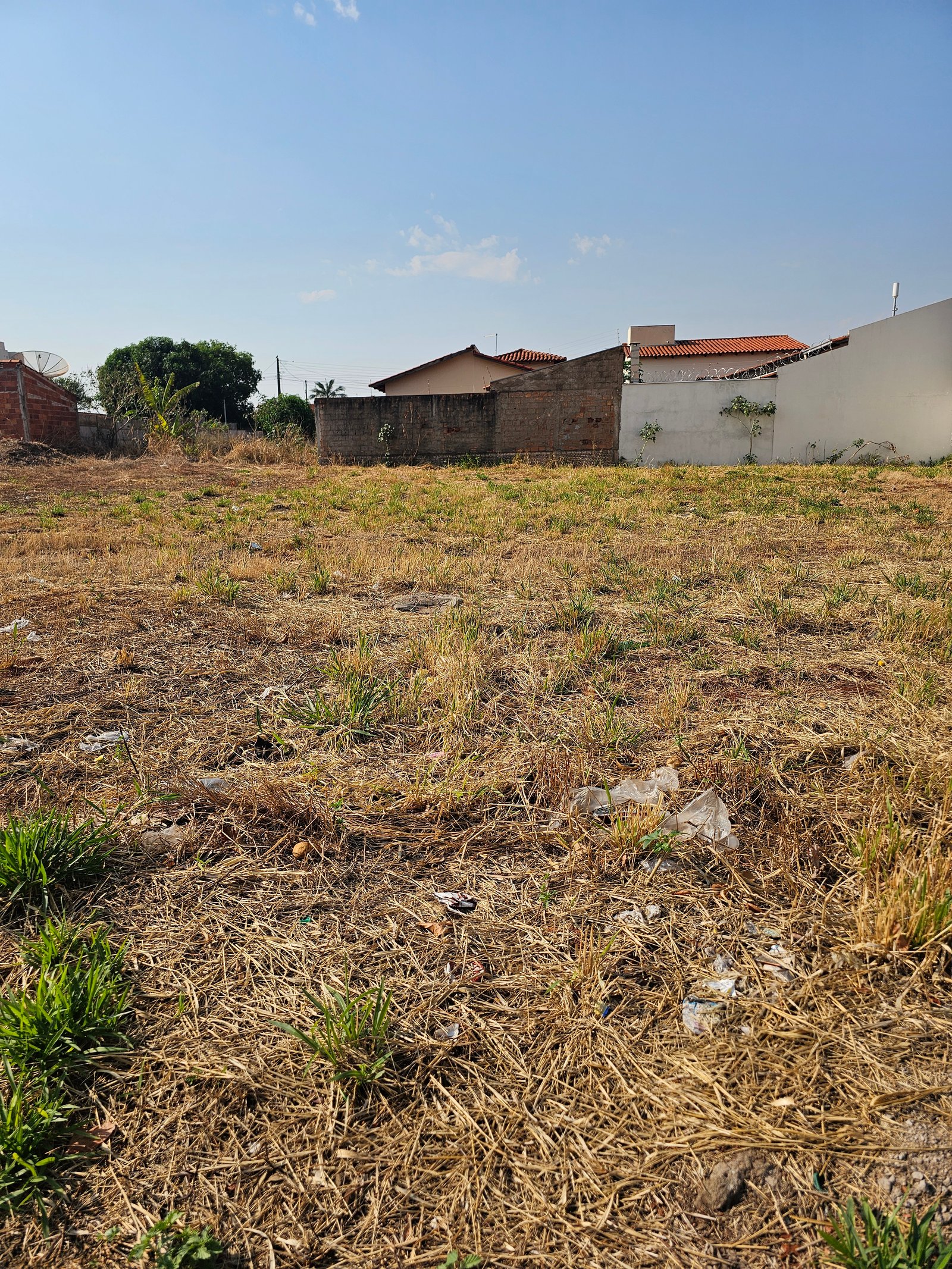 VENDE-SE TERRENO NO BAIRRO COLINA DA SERRA.