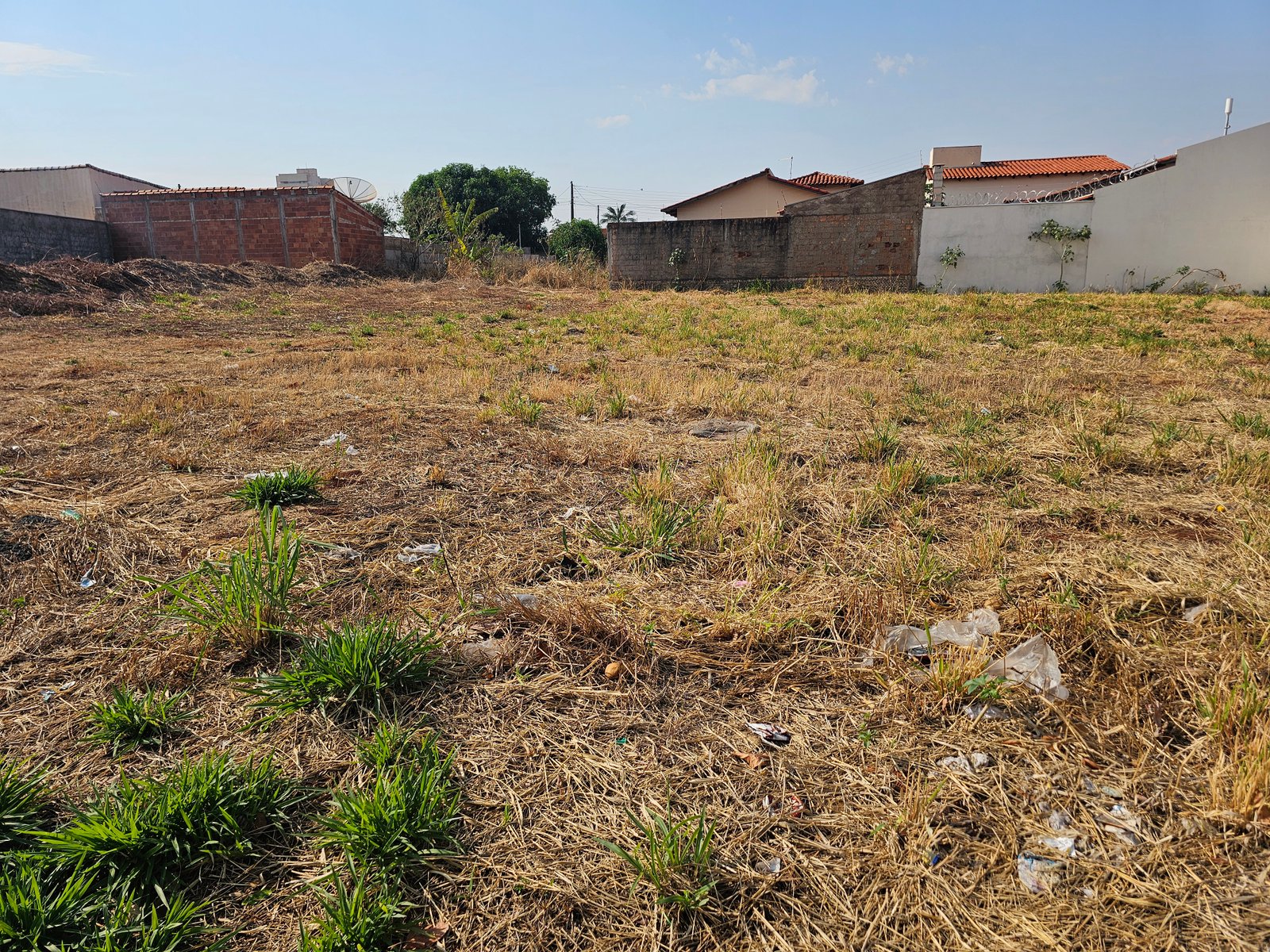 VENDE-SE TERRENO NO BAIRRO COLINA DA SERRA.