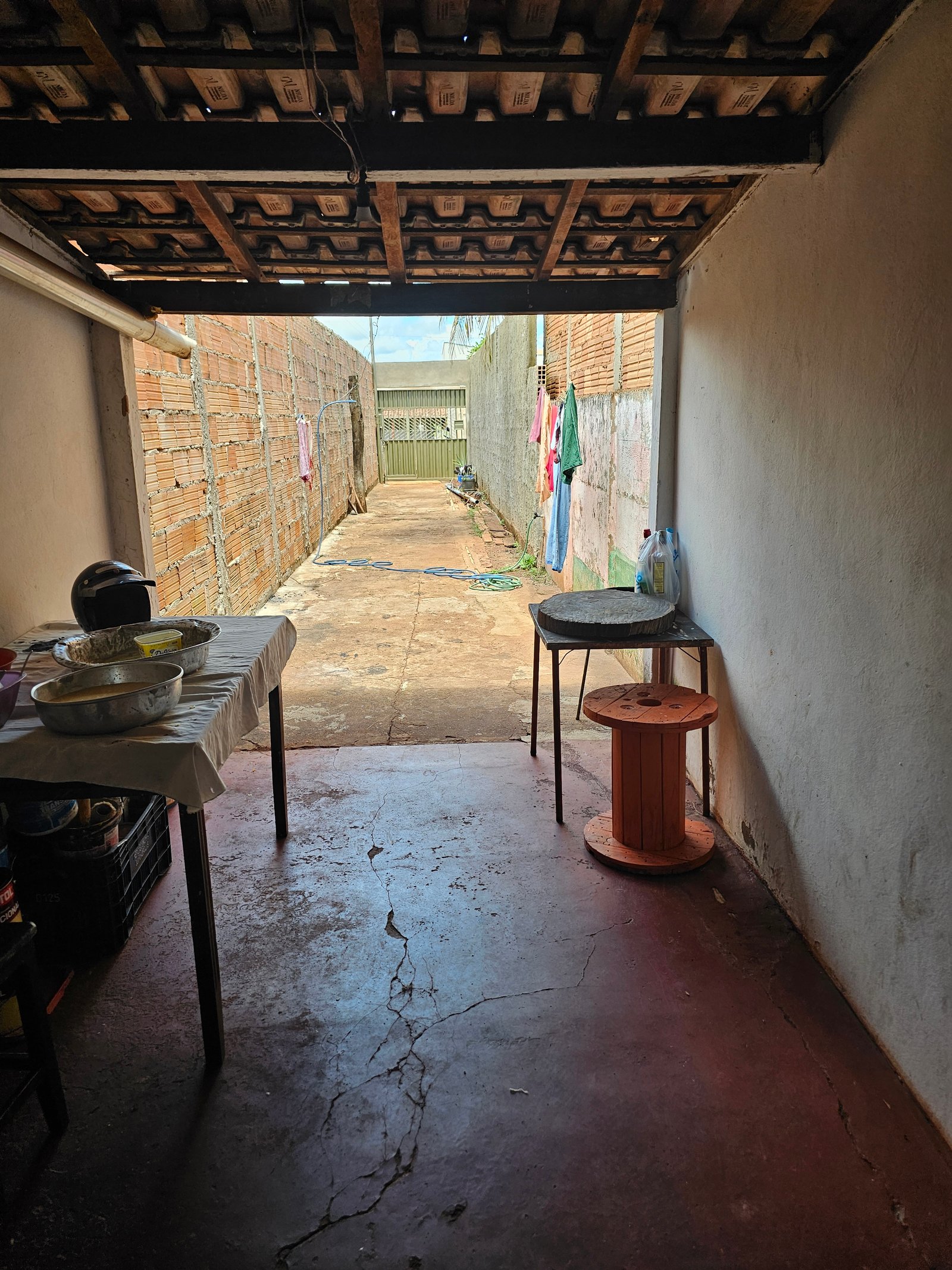 VENDE-SE CASA DE FUNDO NO BAIRRO SÃO FRANCISCO.