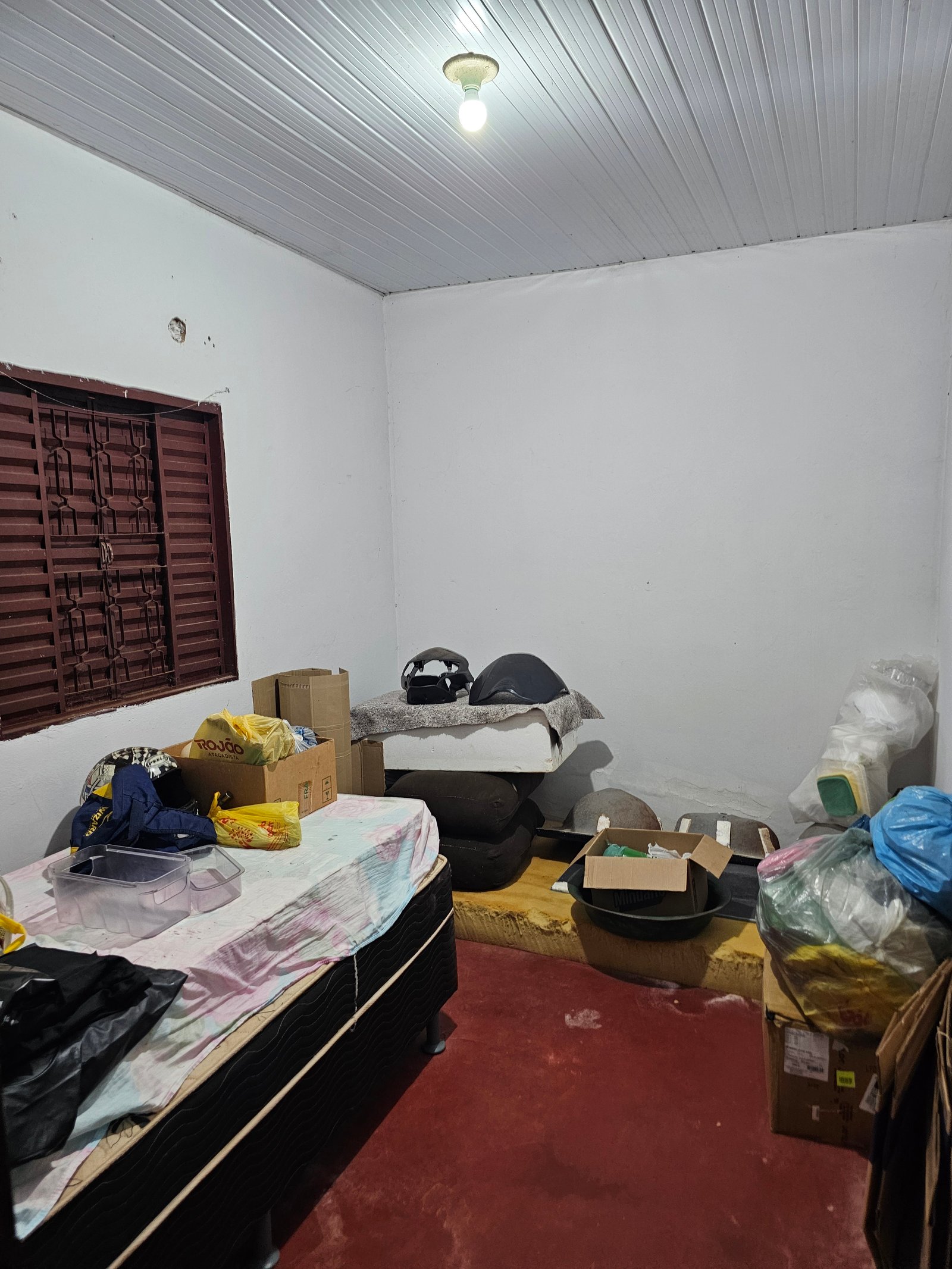 VENDE-SE CASA DE FUNDO NO BAIRRO SÃO FRANCISCO.