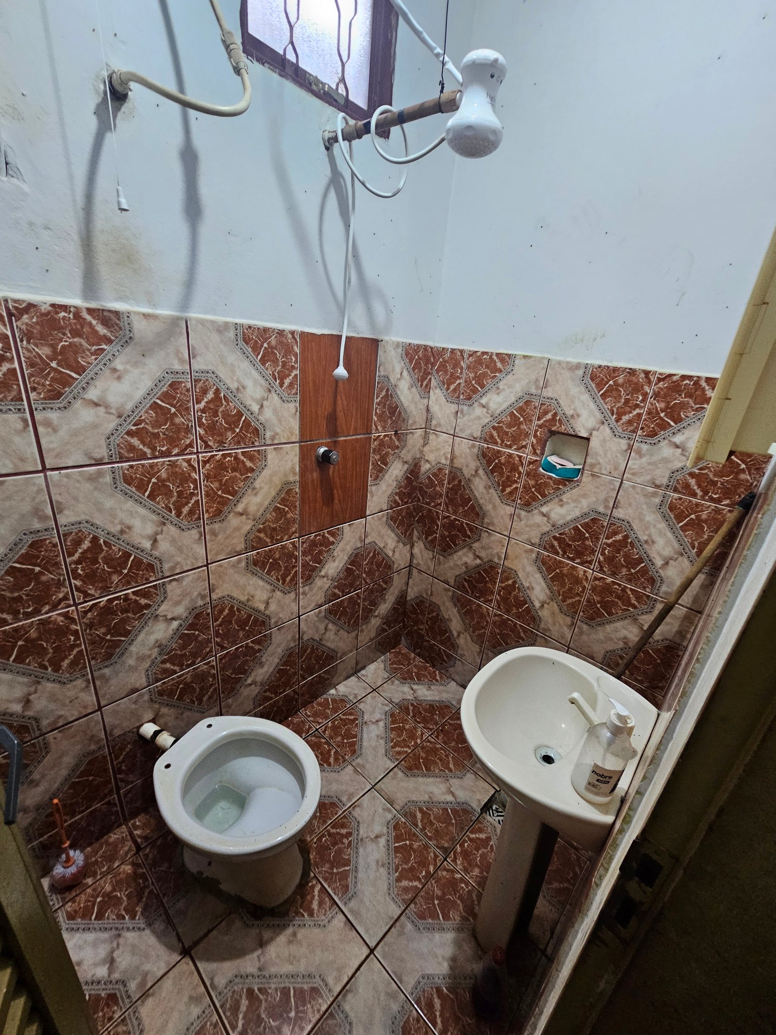 VENDE-SE CASA DE FUNDO NO BAIRRO SÃO FRANCISCO.